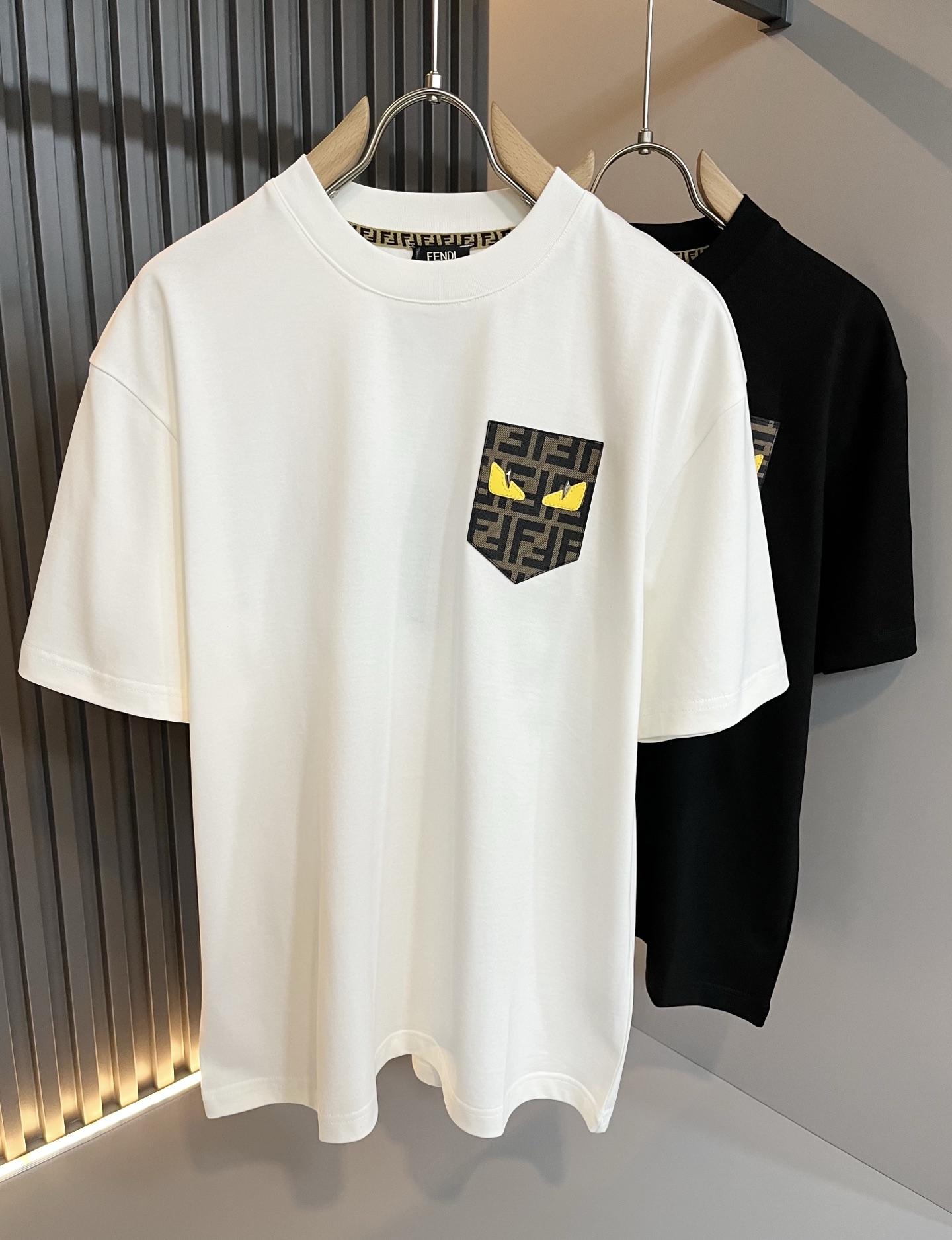 NO:125158,FEN*I Fen*Di Spring and Summer New FD Family FF Men and Women Short-sleeved T-shirts, versatile and minimalist short-sleeved shirts for men and women. Original Italian orders, popular FD family items, simple and pure colors. The FD family's enduring iconic products, high-quality products with full representativeness and full specifications, and high-quality products that all FD fans are worth buying!  Pure Yidian channel orders, high-end and popular products from the FD family, very popular items at the moment, and iconic letter logo pattern leather decoration!  High-end goods worth keeping and giving away to others!  It is trendy and beautiful, with a full sense of trendy atmosphere, and has a very high level and specifications. It uses a very classic black and white color combination, giving people a strong visual impact and has a very high recognition. It is top-quality exclusive pure cotton fabric, created with a soft, delicate and comfortable touch, and has a very high-end and classy appearance!  Perfectly interprets the charm of the brand and leaves a deep impression. It is more fashionable and charming. It has simple, elegant and fashionable upper body, and is even more stressful for outfits!  The inner wear alone is very delicious and beautiful scenery that cannot be ignored!  Size M-3XL, fendi,dior,T-shirt,tees,t-shirt,alexander wang19860909FEN*I 芬*迪春夏新款FD家族FF男女同款短袖T恤,男女同款百搭极简短袖.意大利原厂订单,FD家族人气单品,简约纯色系打造.FD家族经久不衰的标志性臻品,代表性十足,规格感十足的精品,所有FD粉丝都值得抢购的精品！纯正意代渠道订单,FD家族的高奢人气爆款产物,当下十分火爆的单品,标志性字母logo图案皮革修饰！值得自留和送人的高端货！新潮又好看,潮流气息感十足,档次规格感极高,并且采用十分经典的的黑白双色搭配,给人的视觉冲击感相当强烈,有着极高的辨识度,顶级专属纯棉面料,打造,触感柔软细腻舒适,品相相当高级有档次！完美诠释品牌魅力,给人留下深刻印象.更具时尚与韵味,上身简约大方时尚,对于穿搭更是毫无压力！单穿内搭都极有味道,不可忽视的靓丽风景线！ 尺码M-3XL,,fendi,dior,T-shirt,tees，t-shirt,alexander wang,Men's clothing