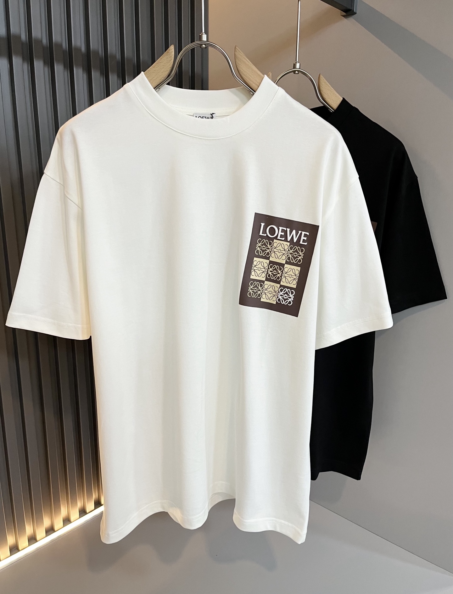 NO:123412,LOE*WE Luo*We 2025 spring and summer new short-sleeved T-shirt for men and women, original Italian order channel, very personalized and high-end style, logo pattern offset printing technology design!  Couple pure cotton short-sleeved T-shirt!  !  The latest fashion trends and popular products are here, and it is another simple and high-end fashion item. It is a fashion product with very high-end outfit charm. It is a must-have item for fashion trends!  Original Italian manufacturer channels, special-level orders, and released at the same time as Hong Kong, Macao and Taiwan buyers. This model is also the latest popular product of Luo Yiweijia this year and the most classic product. Its specifications and grades are beyond doubt!  !  The choice is very diverse, and it can be said that this model naturally has a fresh and natural feeling, showing the brand charm and high-end feeling. The texture of this model is very good, and the heavy weight and brilliant skin-friendliness that can be seen with hands are even better, and it is a complete enjoyment of wearing!  !  Size: M-3XL, loewe, loewe, T-shirt,tees, t-shirt,alexander wang19860909LOE*WE罗*威 2025春夏新款男女同款短袖T恤,意大利原厂订单渠道,极具个性高级风,标志logo图案压胶印花工艺设计！情侣款纯棉短袖T恤！！最新时尚潮流人气产物驾到,又是一款简约高级的时尚单品,穿搭魅力十分高级不俗的时尚产物 ,时尚潮流必备单品！意大利原厂渠道,特供级别订单,同步港澳台买手店发布,此款也是罗意威家今年的最新人气产物,也是最经典的产物,其规格跟档次更是毋庸置疑！！ 选择极具多样化,言而喻此款自然具备那种清新自然的感觉,彰显品牌魅力与高级感,此款的质感十分的到位,用手可以感知的重磅跟出彩亲肤程度更是上佳,十足的穿着享受！！尺码: M-3XL,,loewe,loewe,T-shirt,tees，t-shirt,alexander wang,Men's clothing