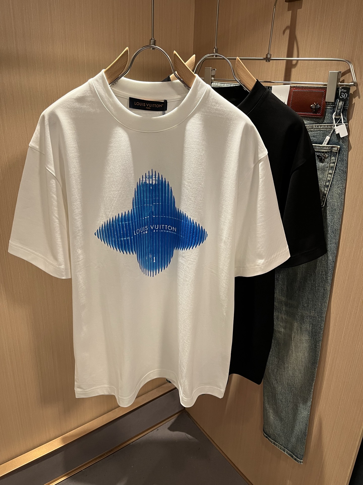 NO:125152,LouisVuitt*Louis*Deng The new spring and summer series of items are launched, a very fashionable and avant-garde short-sleeved T-shirt for men and women, with logo logo pattern glue-touching!  Different from the past, it declares the design concept that has been passed down for many years in the brand!  Its eye-catchingness is no less than any classic style, perfectly presenting the fashionable, high-end and luxurious feeling in front of the world!  Made of imported 280 grams of cotton, selected high-quality pure cotton fabrics, soft and soft to the touch, the real thing is definitely beyond your imagination, close to the body and breathable, even if you sweat profusely, you will not feel greasy or stuffy, and will bring sweating and moisture absorption to the extreme!  Size M-3XL, louis vuitton,louis vuitton,t-shirt,tees,t-shirt,alexander wang19860909LouisVuitt*路易*登 春夏全新系列单品上线,非常时髦前卫的一款男女同款短袖T恤,标识logo图案压胶修饰！区别于以往的不同,宣示品牌传承多年的设计理念！其吸睛度完全不亚于任何经典款式,将时髦高级感与奢华感完美呈现在世人眼前！客供进口280克全棉材质制成,精选优质纯棉面料,触感软糯亲肤细腻,实物到手绝对超乎你的想象,贴身无比舒适透气,即便是汗流浃背也不会有腻身及闷热感可言,将排汗吸湿性发挥到了极致！尺码M-3XL,,louis vuitton,louis vuitton,T-shirt,tees，t-shirt,alexander wang,Men's clothing