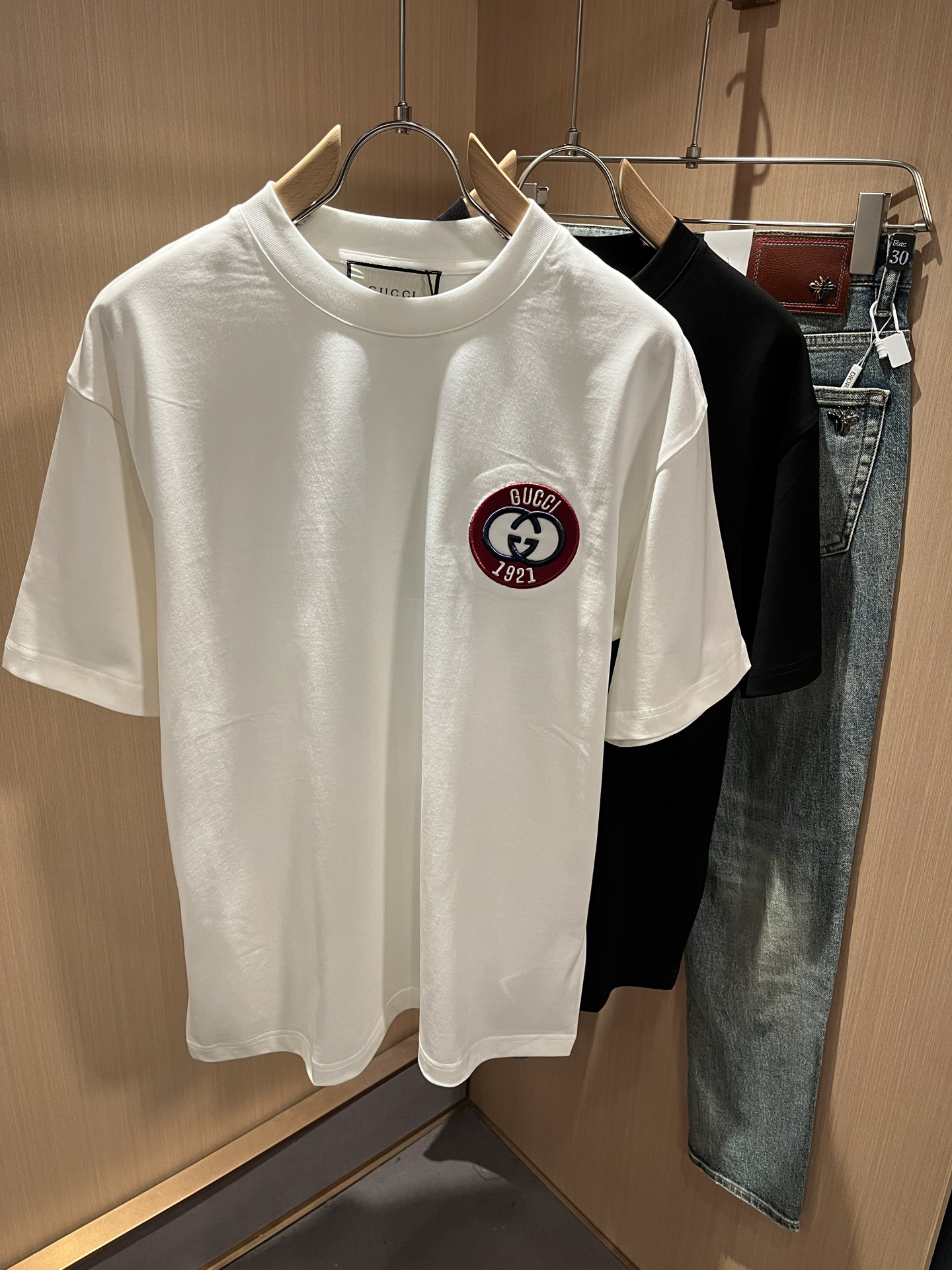 NO:123393,Gucc* Gujia 2025 spring and summer new style for men and women couples casual loose cotton round neck short-sleeved T-shirt!  Trading companies have sparse channels and are released on the official website at the same time!  The latest series of spring and summer 2025, classic fashion design elements, injecting full vitality into the new series. This T-shirt is carefully selected for imported cotton fabrics. The fabric feels skin-friendly and soft and delicate, and the body is panoramic logo embroidery design!  It has an extremely comfortable and breathable wearing experience. The whole item is very eye-catching and fashionable, and is deeply loved by young people today!  The loose round neck cut is a neutral style regardless of age and gender, suitable for matching all the styles and looks you need in your daily life!  It is recommended to wear couple outfits to go out on the street to make it more pleasing to the eye!  Size M-3XL, gucci, gucci, T-shirt, tees, t-shirt, alexander wang19860909Gucc*古家 2025春夏新款男女同情侣款休闲宽松棉质圆领短袖T恤衫！贸易公司渠道稀出,同步官网发售 ！ 2025春夏最新系列,经典时尚设计元素,为全新系列注入满满活力,这款T恤衫用心甄选客供进口棉面料制成,面料手感亲肤柔软细腻,衣身全景logo刺绣设计！拥有着无比舒适透气性的穿着体验,整件单品极具吸睛度与时尚感,深受当下年轻人的喜爱！基础宽松的圆领版型裁剪,不分年龄与性别的中性款式,适合搭配你日常所需的所有风格与造型！建议搭配情侣装出街会更为养眼出色！尺码M-3XL,,gucci,gucci,T-shirt,tees，t-shirt,alexander wang,Men's clothing