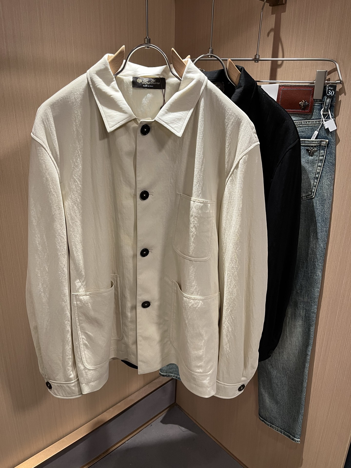 NO:121538,Loro Piana Nouyou Pianya 2025 spring and summer men's shirt, the latest trade orders and all the quality!  !  Internet celebrity style!  The upper body is comfortable and breathable, not stiff, and the overall three-dimensional feeling is rich. Quality export orders, customized exclusive cotton and linen fabric tailoring to meet the simple needs of commuters for dress. The upper body is very effective, it looks slim and not picky about the figure. The fabric workmanship... Improper, only good craftsmanship can make you feel good and tasteful. A must-have item for everyone!  Size M-3XL, loro piana, alexander wang19860909Loro Piana诺悠翩雅 2025春夏男士衬衣,最新的贸易订单全品相！！网红款！上身舒适透气,不僵硬,整体有着丰富的立体感,品质出口订单,定制专属棉麻面料剪裁,满足通勤人们对于着装的简约需求,上身效果很好,显瘦,不挑剔身材.面料做工....无可挑剔,好工艺好面料才能穿出好品味一款,人手必备单品！尺码M-3XL,,loro piana,alexander wang,Men's clothing