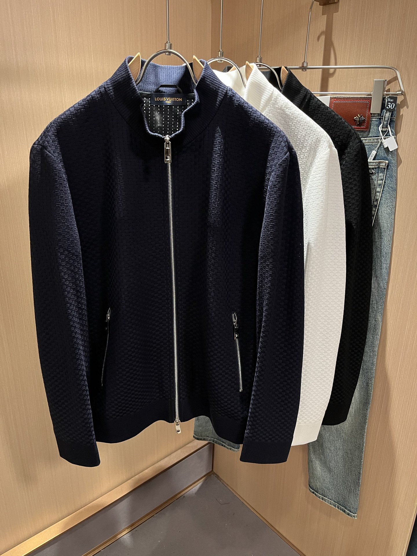 NO:121532,LouisVuitt*Louis*Den 2025 Spring and Summer New Latest Jacket, Unique Ultra-thin and Slim Touch!  !  Panoramic checkerboard logo pattern design!  Represents the brand image, simple and comfortable style, high-end customized original exclusive stretch spandex fabric!  The solid color series is a favorite style for everyone, and the simple styles are more diverse when worn. The seemingly simple styles are actually more time-consuming, light and breathable in fabrics and craftsmanship production, silky and slick, and stylish, and cut and fashionable styles. It is a jacket that every man should buy!  Size M-3XL, louis vuitton,louis vuitton,jackets & coats,alexander wang19860909LouisVuitt*路易*登 2025春夏新品最新夹克,独一无二超薄丝滑触感！！全景棋盘格logo图案设计！代表品牌形象 简洁舒适的款式,高端定制原版专属弹力氨纶面料 ！纯色系列更是大家非常喜爱款,简约的款式穿搭起来更加的多样化.看似简单的款式,其实在面料以及工艺制作上更费时速干轻薄透气,丝滑冰爽,裁剪时尚版型,每一个男士都应该入手的夹克！尺码M-3XL,,louis vuitton,louis vuitton,jackets & coats,alexander wang,Men's clothing