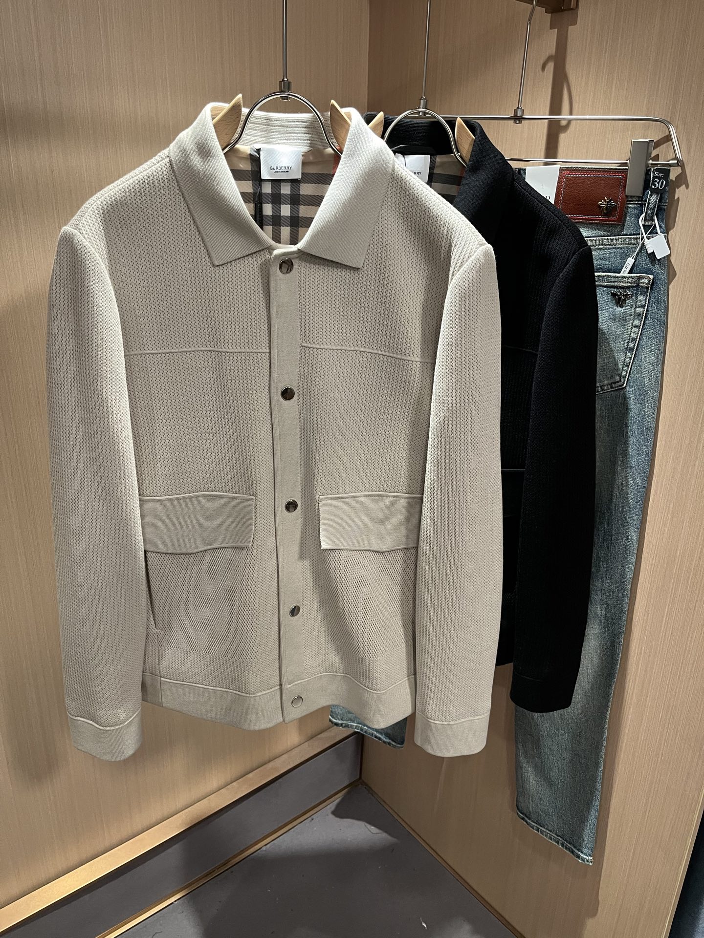 NO:121541,Bur*erry 2025 early spring new men's knitted jacket, the latest brand design elements!  Neither monotonous nor complicated, it shows taste just right!  Customized Tennis knitted cotton top-grade original exclusive fabric!  The unique high luxury of the fabric presents a simple and elegant temperament!  Inner logo lattice logo pattern design!  The matching design is extremely charming with the brand’s unique style!  Standard cut design!  Every detail is a synchronized with high-end fashion. Size M-3XL, burberry, jackets & coats, jackets & coats, alexander wang19860909Bur*erry 巴*莉 2025早春新款男士针织夹克外套,品牌最新设计元素！既不单调也不复杂,恰到好处的展现品味！客供定制天丝针织棉顶级原版专属面料！面料独具的高奢感呈现简约优雅气质！内里标识格子logo图案设计！搭配设计极具品牌独特风格魅力！标准裁剪设计！每一处细节都是与高端时尚同步的体现.尺码M-3XL,,burberry,jackets & coats,jackets & coats,alexander wang,Men's clothing