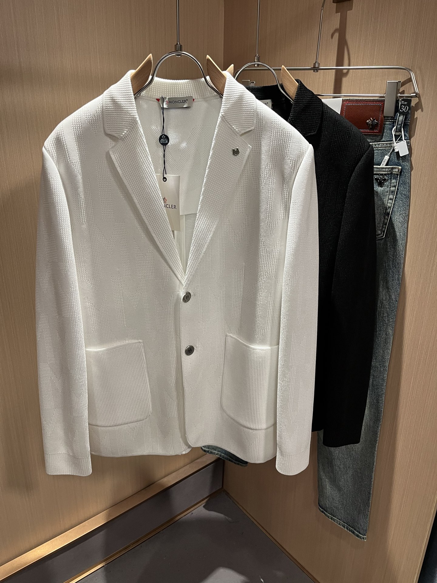 NO:121535,Monc*ler Meng*kou 2025 spring and summer classic Tennis knitted jacket, urban fashion and casual style!  Design original logo hardware accessories, super soft fabric, cool jacket jacket. Fashionable and urban versatile style, quick drying, quickly dehydrated and dry after washing, the upper body is breathable and fashionable and beautiful. The special fabrics are all imported from the UK, with a light luster, unique texture, soft and smooth feel, and excellent details. They are not a product that ordinary fabrics can compare with. The sleeves are classic cover embroidery labels, a very charming design, the hem and cuffs are elastic and tight, and the inner seam edging technology, custom original logo hardware auxiliary design!  The details are very in place. They give outdoor users full experience and complete protection, bringing us closer to the challenges of nature!  Minimalist seasonal design elements, a must-have item for trendy men, a perfect slim fit style, highly recommended!  Size M-3XL, Moncler, jackets & coats, jackets & coats, alexander wang19860909Monc*ler蒙*口 2025春夏经典天丝针织夹克外套,都市时尚休闲款！设计原版logo五金配件,面料超软面料帅酷爆款夹克外套.时尚都市百搭款款,速干衣,水洗后快速脱水干爽,上身透气而且时尚靓丽,特供面料都是英国进口天丝针织棉面料,淡淡光泽,质感独特,手感柔嫩顺滑,细节出色 不是一般面料所能对比的产品.袖子饰经典蒙口刺绣贴标,非常极具魅力的设计,下摆及袖口钧为松紧束口 内缝包边工艺,定制原版logo五金辅料设计！细节非常到位.给户外使用者充分的体验和完善的保护,让我们更接近大自然的挑战！极简当季的设计元素,潮男必备单品,完美修身版型,强烈推荐！尺码M-3XL,,Moncler,jackets & coats,jackets & coats,alexander wang,Men's clothing