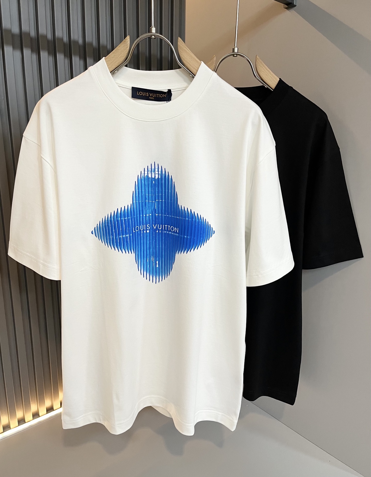 NO:123408,LouisVuitt*Louis*Deng The new series of products in 2025 spring and summer are launched, a very fashionable and avant-garde short-sleeved T-shirt for men and women, with logo pattern glue-touching!  Different from the past, it declares the design concept that has been passed down for many years in the brand!  Its eye-catchingness is no less than any classic style, perfectly presenting the fashionable, high-end and luxurious feeling in front of the world!  Made of imported 280 grams of cotton, selected high-quality pure cotton fabrics, soft and soft to the touch, the real thing is definitely beyond your imagination, close to the body and breathable, even if you sweat profusely, you will not feel greasy or stuffy, and will bring sweating and moisture absorption to the extreme!  Size M-3XL, louis vuitton,louis vuitton,t-shirt,tees,t-shirt,alexander wang19860909LouisVuitt*路易*登 2025春夏全新系列单品上线,非常时髦前卫的一款男女同款短袖T恤,标识logo图案压胶修饰！区别于以往的不同,宣示品牌传承多年的设计理念！其吸睛度完全不亚于任何经典款式,将时髦高级感与奢华感完美呈现在世人眼前！客供进口280克全棉材质制成,精选优质纯棉面料,触感软糯亲肤细腻,实物到手绝对超乎你的想象,贴身无比舒适透气,即便是汗流浃背也不会有腻身及闷热感可言,将排汗吸湿性发挥到了极致！尺码M-3XL,,louis vuitton,louis vuitton,T-shirt,tees，t-shirt,alexander wang,Men's clothing