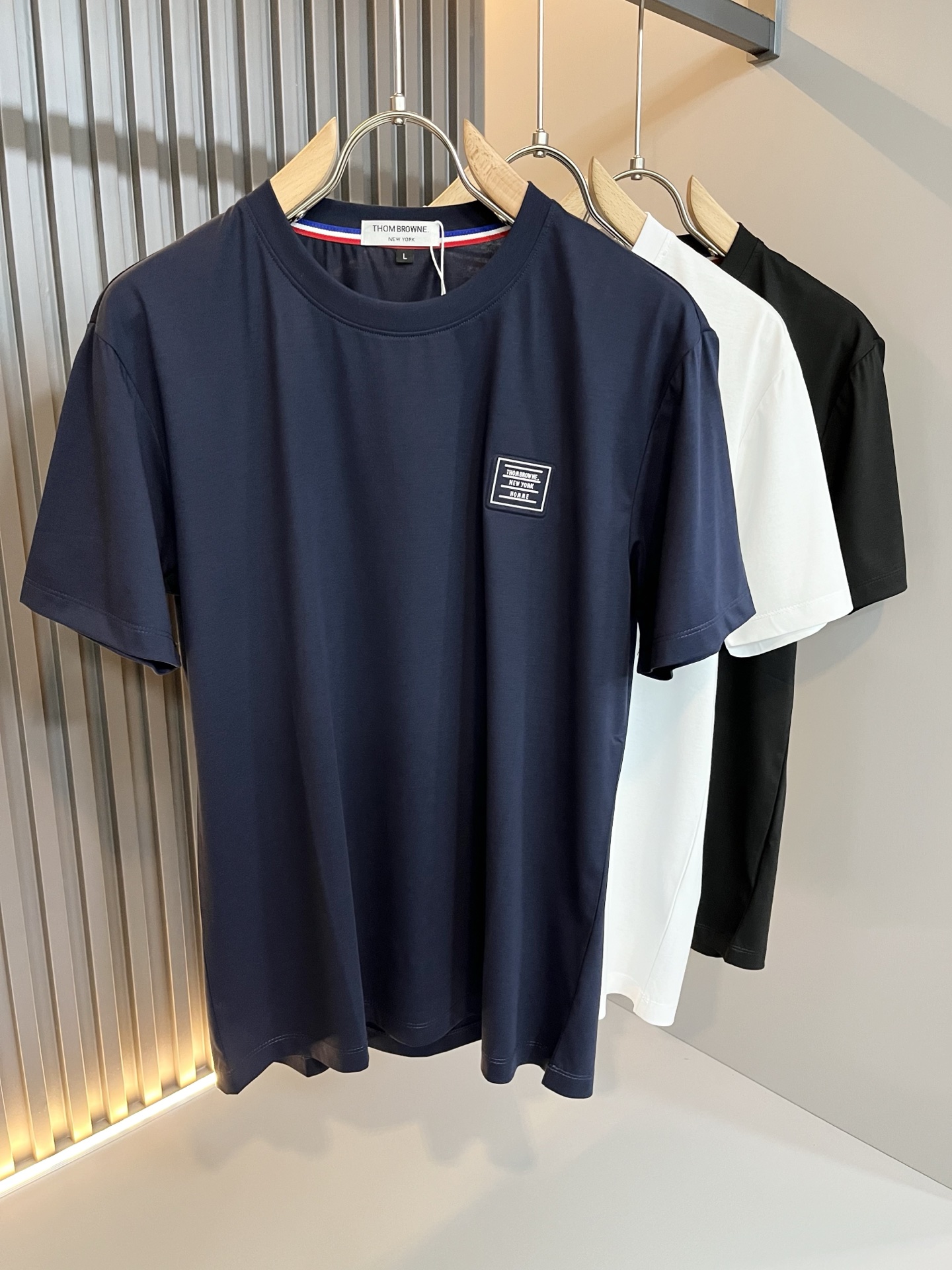 NO:123414,ThomBrow*e Tom*Long ~ New products for spring and summer 2025!  The official website is available at the same time, with casual classic short-sleeved T-shirts, unique design charm, very high-end, simple and not simple, a new model of ready-to-wear!  The fabric is selected from the unique fabric of pure cotton, which feels smooth and soft, textured, and has a strong sense of verticality. The upper body is smooth and not tight, which increases dynamic vitality, harmonious and unified style, and ultimate craftsmanship. The side is very unique cutting design style, very flavorful, delicate and comfortable to wear, showing sports vitality, and exquisite details. Classic perfect design, showing fashion vitality in daily leisure life. Improve men's charm and style and achieve high-end models. Size M-4XL, manolo blahnik, T-shirt,tees, t-shirt,alexander wang19860909ThomBrow*e汤姆*朗 ~2025春夏新品！官网同步有售,休闲经典短袖T恤,,独特设计魅力,非常高端,简约不简单,成衣新典范！面料精选纯棉独特材质面料,手感光滑柔软,有质感,有很强的垂直感,上身爽滑不紧绷,增加动感活力,风格和谐统一,极致工艺水平.侧面非常独特裁剪设计风格,非常有味道,精致细腻,好穿舒适,展现运动活力,细节考究.经典完美版型设计,日常休闲生活中展现时尚活力.提升男士魅力格调,成就高端典范.尺码M-4XL,,manolo blahnik,T-shirt,tees，t-shirt,alexander wang,Men's clothing