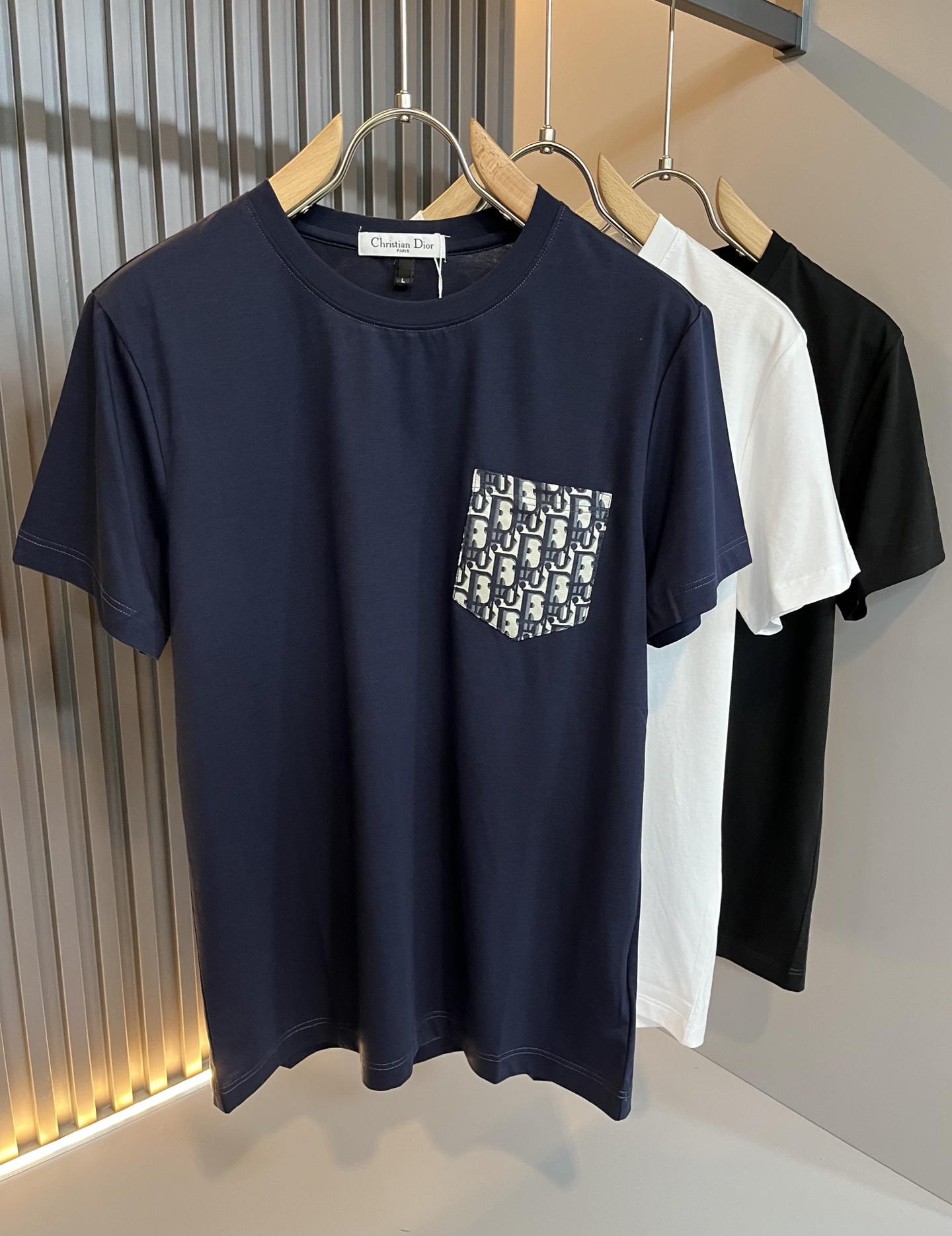 NO:123421,Dio*Dijia 2025 spring and summer new short-sleeved T-shirt for men and women, and the counter is available at the same time!  Customized exclusive pure cotton fabric, customized original craft threads, chest pocket logo pattern design!  Simple and generous, calm and versatile, extremely high-end, perfectly integrated with fashion and style, a top fashionable style that perfectly suits the outside wear!  The overall feeling is natural!  The ultimate classic versatile short-sleeved T-shirt adopts the latest three-dimensional letter logo pocket elements design!  The ultimate perfection of heavy industry!  Fans who pursue high quality are please buy them by themselves, and all fans who know the goods are invited to appreciate this model together!  !  Color black white Size M-4XL,,dior,dior,T-shirt,tees,t-shirt,alexander wang19860909Dio*迪家 2025春夏新款男女同款短袖T恤,专柜同步发售！定制专属纯棉面料,定制原版工艺螺纹,胸前口袋logo图案设计！简约大方,从容百搭,档次极高,完美融入时尚还有风情感一款完美符合外穿的顶尖时髦气质款！整体给人浑然天成的感觉！极致经典的百搭型短袖T恤,采用最新的立体字母logo口袋元素设计！极致的重工极致的完美！追求高品质的粉丝们请自行抢购,诚邀所有识货的粉丝一同鉴赏此款！！颜色黑色 白色 尺码M-4XL,,dior,dior,T-shirt,tees，t-shirt,alexander wang,Men's clothing