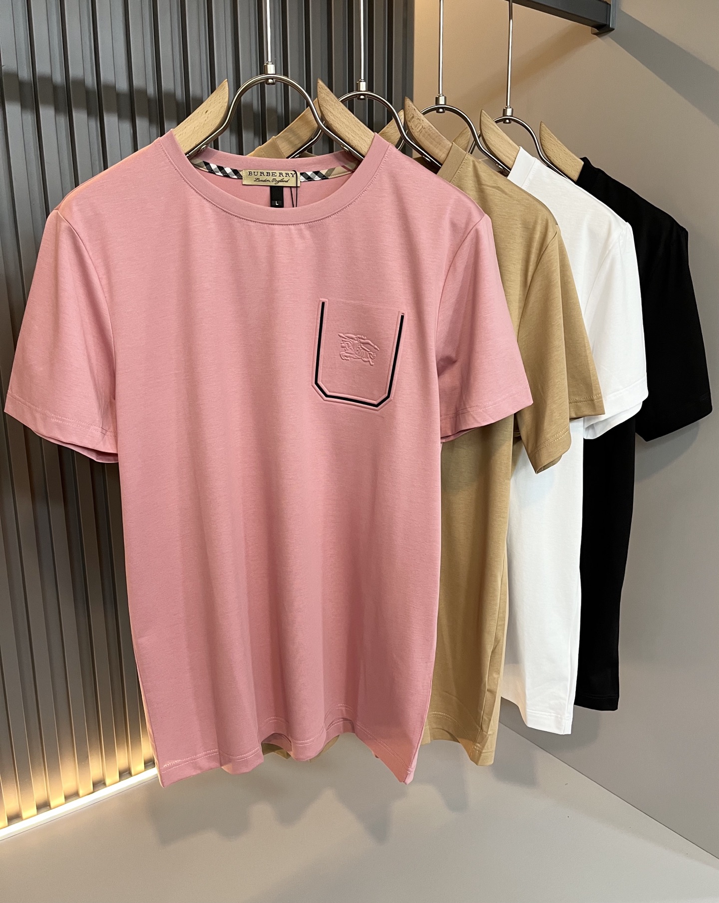 NO:123410,BURBER*Y Ba*li's new short-sleeved casual set in spring and summer is coming, and it is made of a popular environmentally friendly pure cotton fabric recently. It is a high-end outdoor sports and leisure series, which is very popular in sports trend!  BUR's latest special material, chest pocket logo pattern glue-pressing design!  Fabrics are also called memory cloths, which refer to fabrics with morphological memory functions. They instantly kill all versions on the market. They can only say that they are not at the same level at all. Whether it is material, details restoration and craftsmanship, they are not afraid of any challenges. They just give everyone a wonderful product as always and consistently. A style that implements the core concept of BUR will be closely tied to fashion, always maintaining perfection, a simple but not simple design style perfectly meets the outfit you need in daily life. Size: M-4XL, burberry, T-shirt, alexander wang19860909BURBER*Y巴*莉2025春夏新品短袖休闲套装,重磅来袭,最近比较火热的环保纯棉面料制作而成,高端户外运动休闲系列,非常火热运动风潮！BUR最新研发的特殊材质,胸前口袋logo图案压胶设计！面料也叫记忆布,是指具有形态记忆功能的面料,秒杀市面上一切版本,只能说根本就不是一个级别的存在,不管是材质还是细节还原度以及工艺制作方面,不惧任何挑战,只为给大家奉献绝妙产物一如既往,始终如一,贯彻了BUR核心理念的一个款式将与时尚紧紧的捆绑在一起,时刻保持完美,简约而不简单的的设计风格,完美的满足了你日常所需要的穿搭.尺码:M-4XL,,burberry,T-shirt,alexander wang,Men's clothing