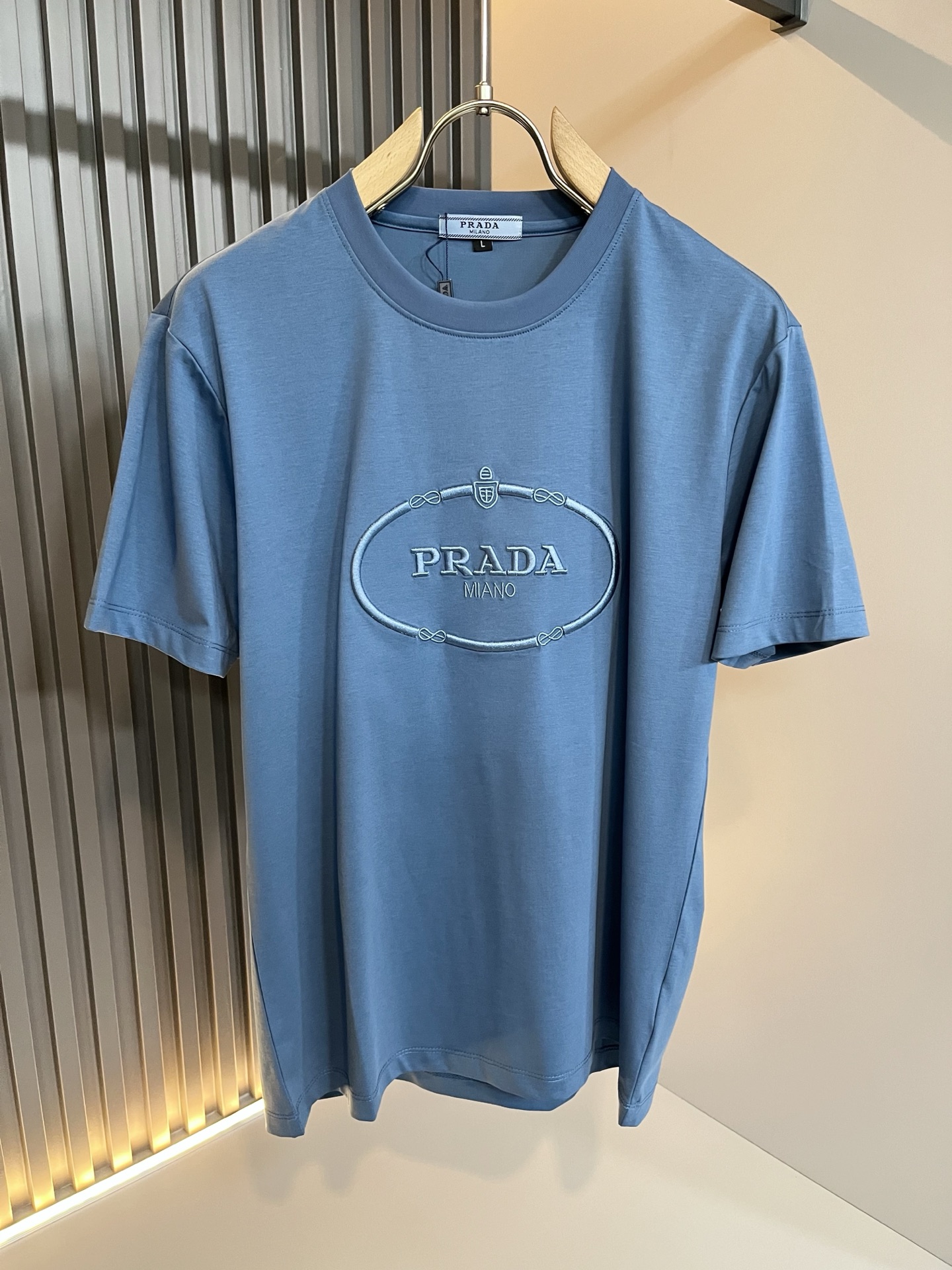  PRAD*A普*达2025春夏新款男士短袖T恤，最新款全网独家首上！！~既经典有时尚百搭，谁不爱啊，将