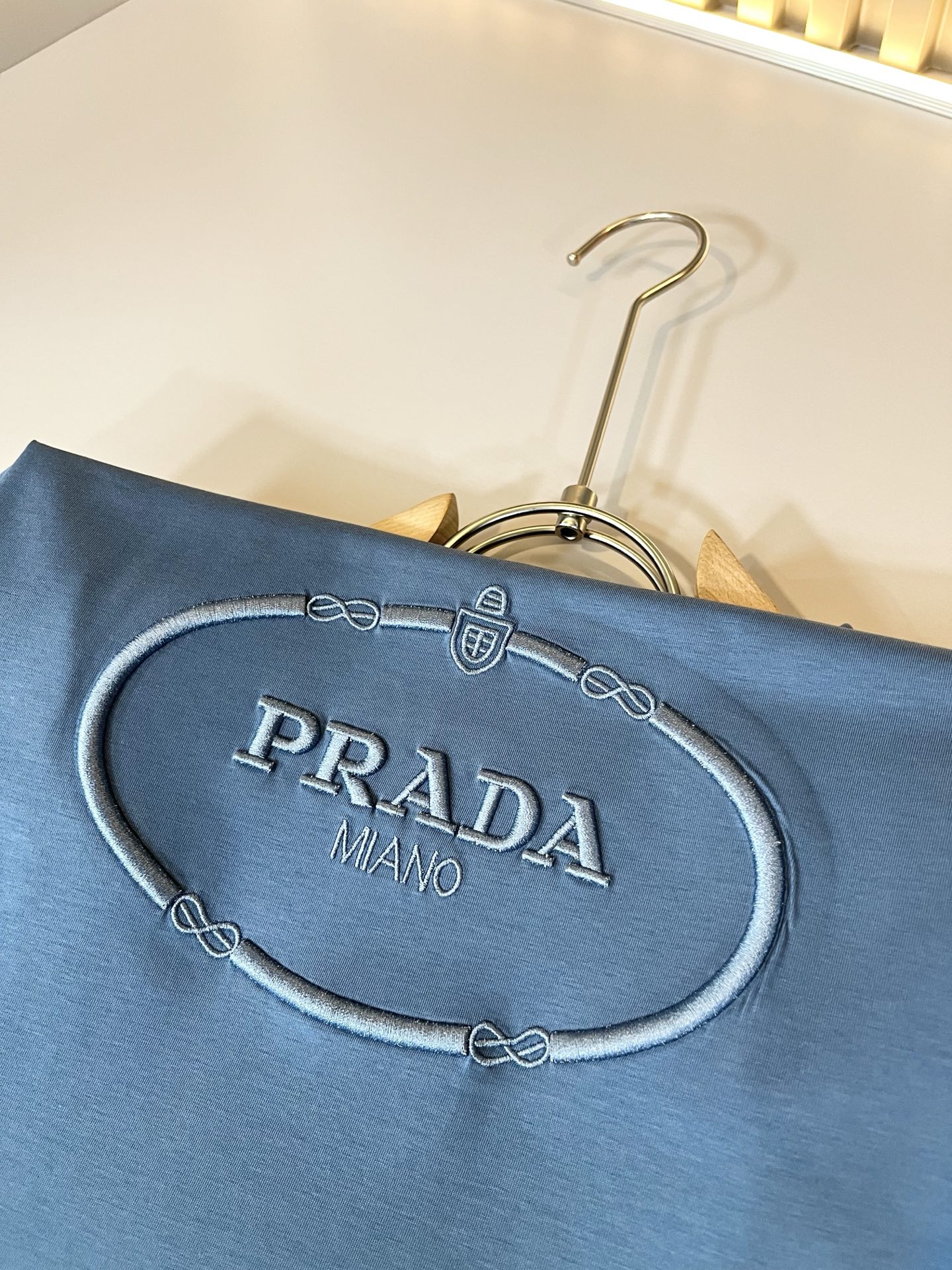  PRAD*A普*达2025春夏新款男士短袖T恤，最新款全网独家首上！！~既经典有时尚百搭，谁不爱啊，将