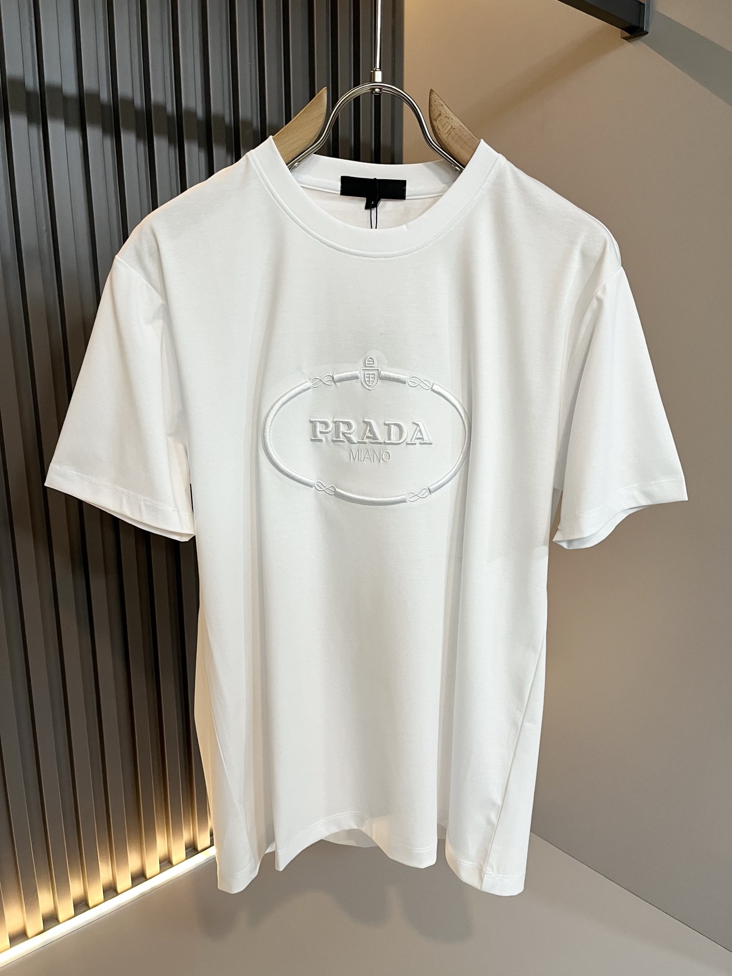  PRAD*A普*达2025春夏新款男士短袖T恤，最新款全网独家首上！！~既经典有时尚百搭，谁不爱啊，将