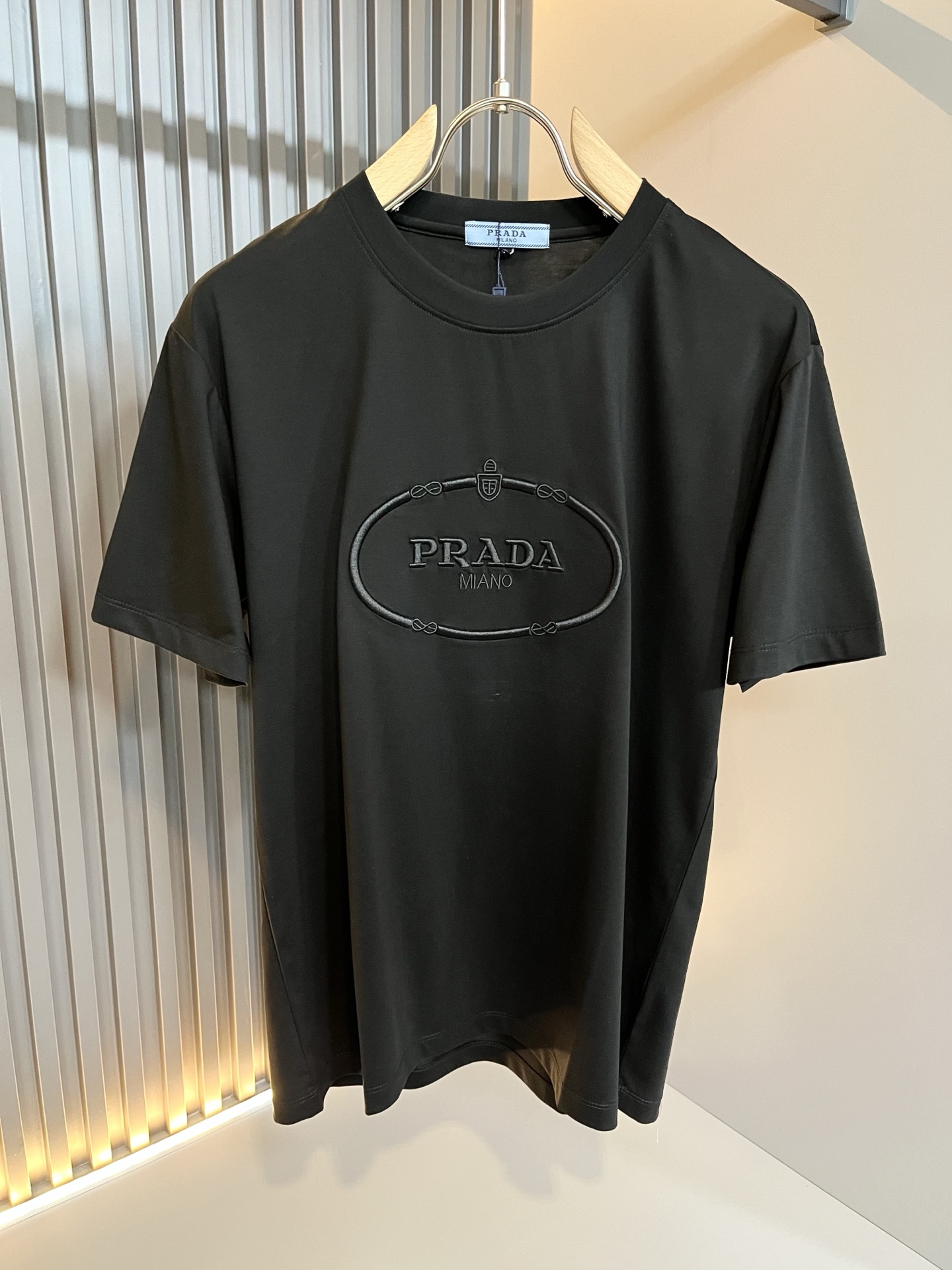  PRAD*A普*达2025春夏新款男士短袖T恤，最新款全网独家首上！！~既经典有时尚百搭，谁不爱啊，将