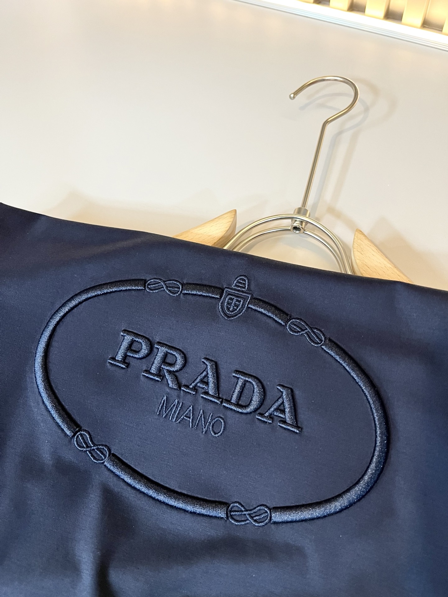  PRAD*A普*达2025春夏新款男士短袖T恤，最新款全网独家首上！！~既经典有时尚百搭，谁不爱啊，将