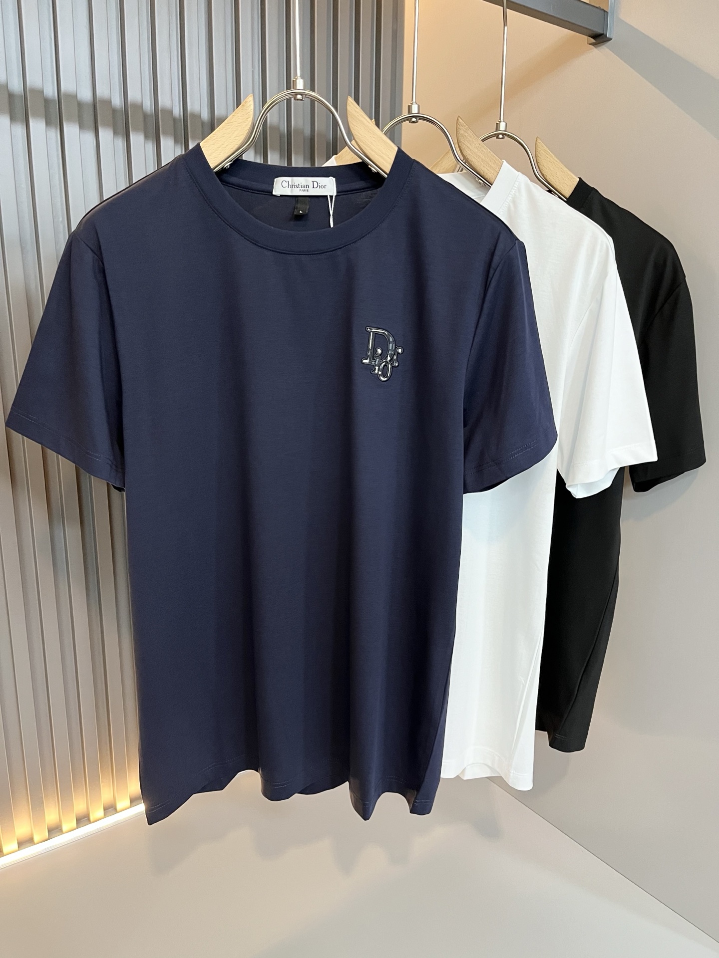 NO:123416,Dio*Dijia 2025 spring and summer new short-sleeved T-shirt for men and women, and the counter is available at the same time!  Customized exclusive pure cotton fabric, customized original craft threads, chest logo pattern design!  Simple and generous, calm and versatile, extremely high-end, perfectly integrated with fashion and style, a top fashionable style that perfectly suits the outside wear!  The overall feeling is natural!  The ultimate classic versatile short-sleeved T-shirt adopts the latest three-dimensional letter logo pocket elements design!  The ultimate perfection of heavy industry!  Fans who pursue high quality are please buy them by themselves, and all fans who know the goods are invited to appreciate this model together!  !  Color black white Size M-4XL,,dior,dior,T-shirt,tees,t-shirt,alexander wang19860909Dio*迪家 2025春夏新款男女同款短袖T恤,专柜同步发售！定制专属纯棉面料,定制原版工艺螺纹,胸前logo图案设计！简约大方,从容百搭,档次极高,完美融入时尚还有风情感一款完美符合外穿的顶尖时髦气质款！整体给人浑然天成的感觉！极致经典的百搭型短袖T恤,采用最新的立体字母logo口袋元素设计！极致的重工极致的完美！追求高品质的粉丝们请自行抢购,诚邀所有识货的粉丝一同鉴赏此款！！颜色黑色 白色 尺码M-4XL,,dior,dior,T-shirt,tees，t-shirt,alexander wang,Men's clothing