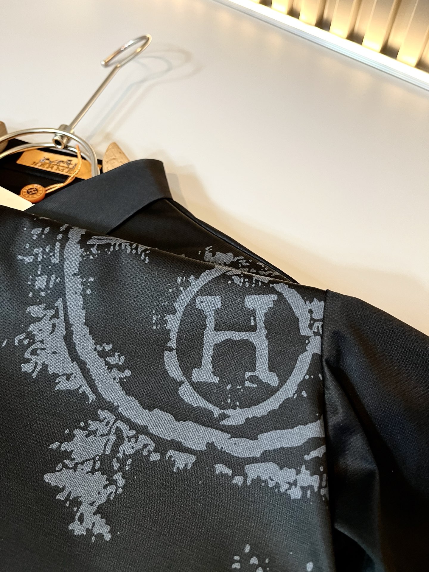  HERM*S爱*仕 2025春夏高端时尚短袖衬衣，海外贸易公司渠道订单 ！上海恒隆店在售！高级、简约，