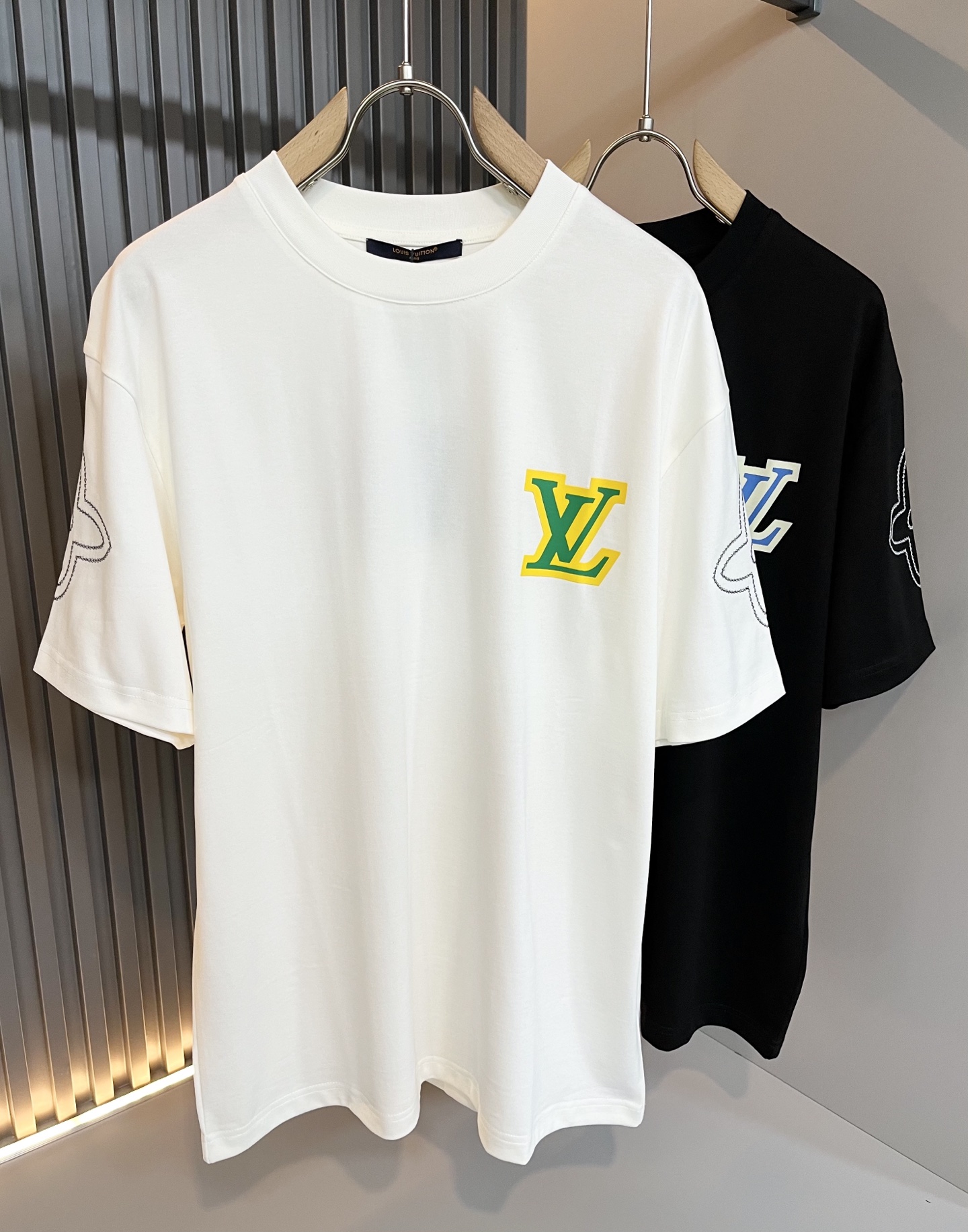   LouisVuitt*路易*登 2025春夏全新系列单品上线，非常时髦前卫的一款男女同款短袖T恤，标