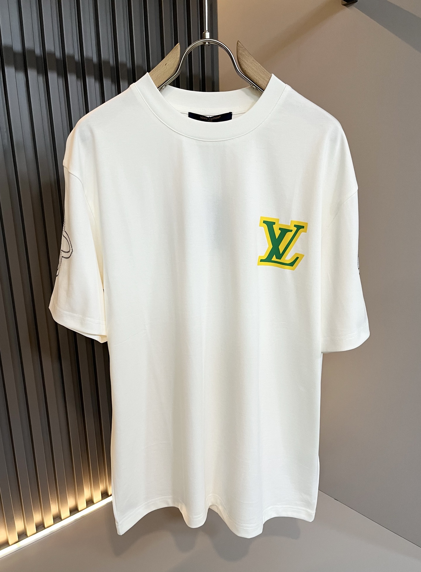   LouisVuitt*路易*登 2025春夏全新系列单品上线，非常时髦前卫的一款男女同款短袖T恤，标