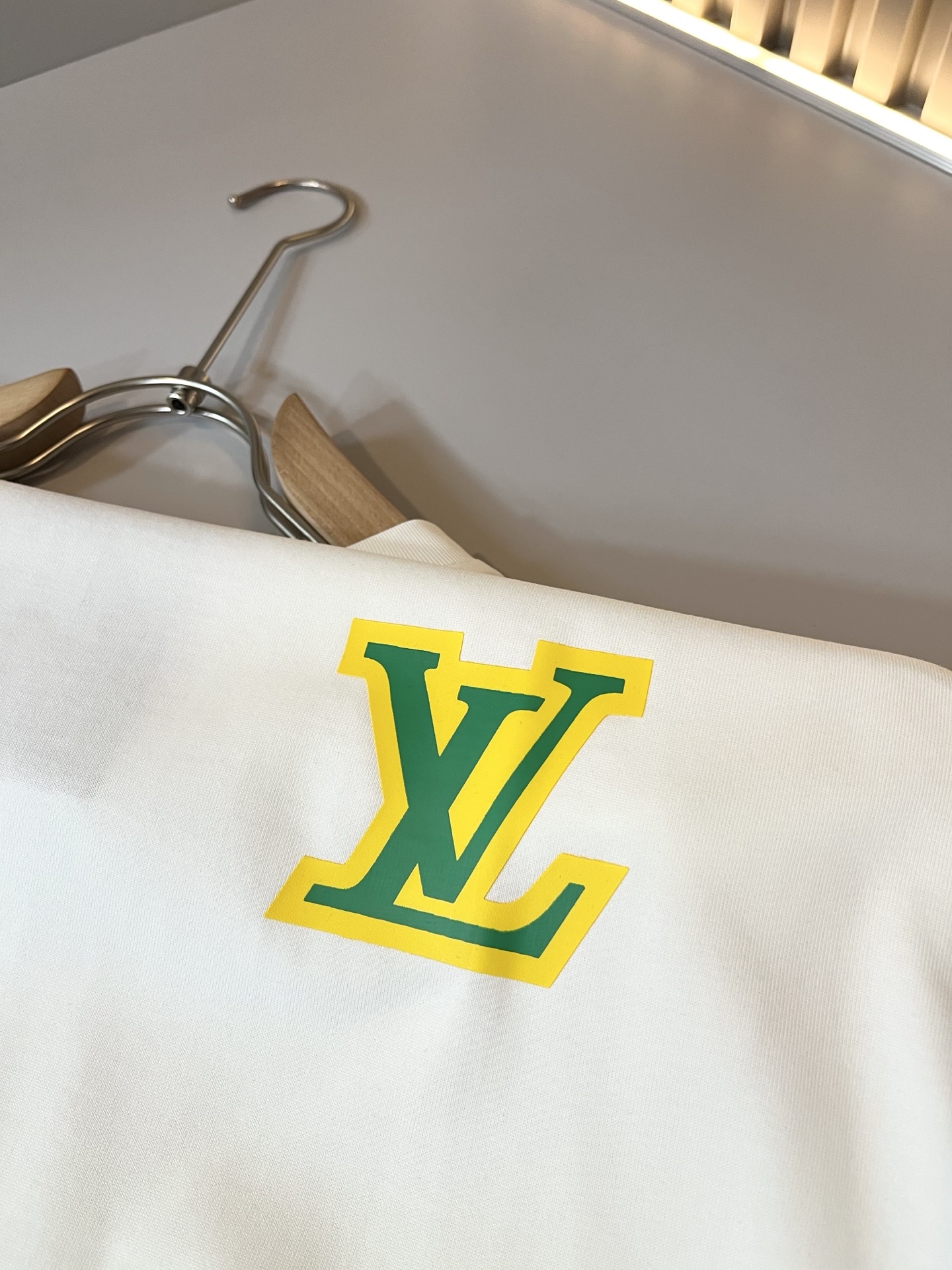   LouisVuitt*路易*登 2025春夏全新系列单品上线，非常时髦前卫的一款男女同款短袖T恤，标
