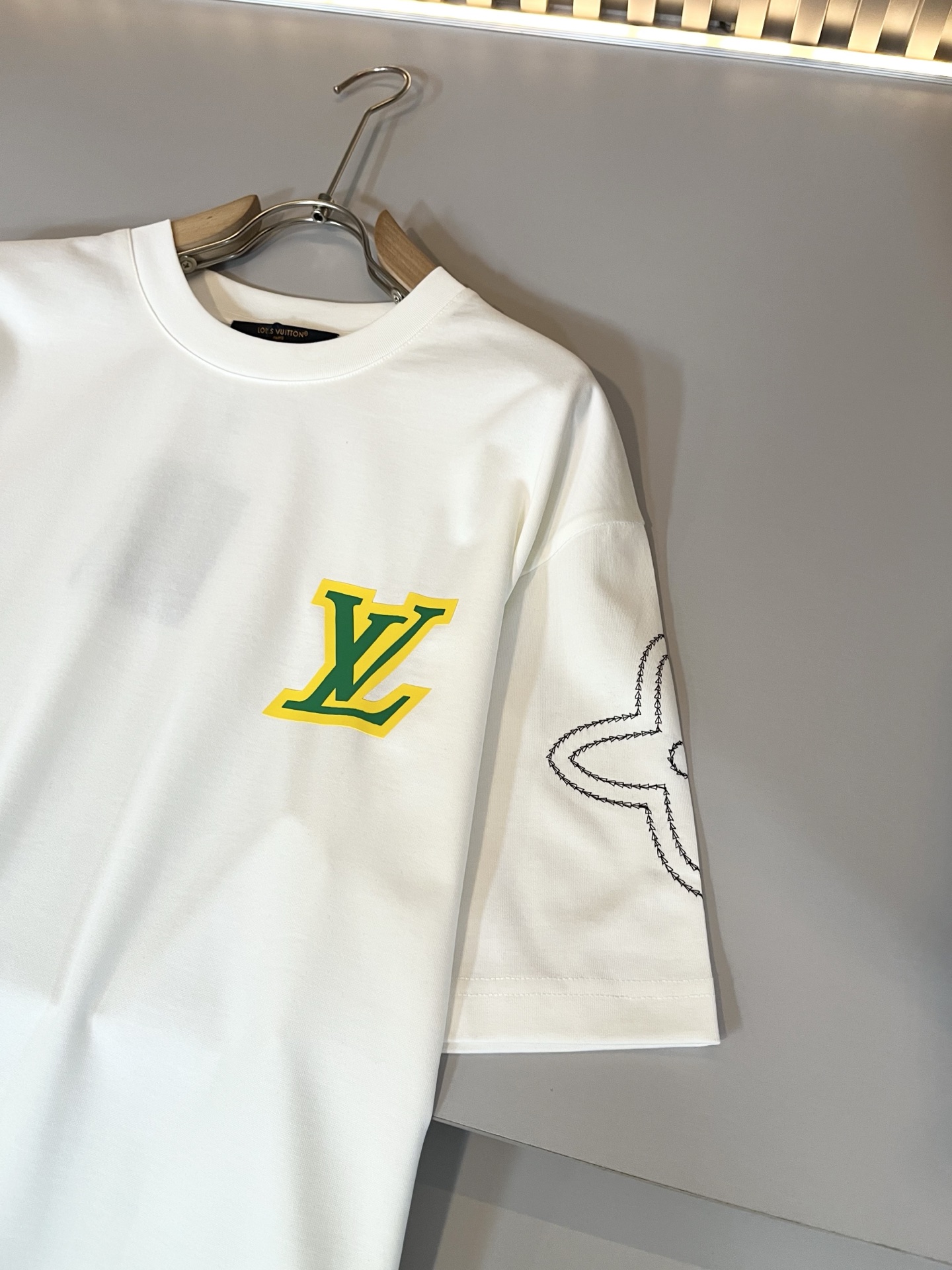   LouisVuitt*路易*登 2025春夏全新系列单品上线，非常时髦前卫的一款男女同款短袖T恤，标