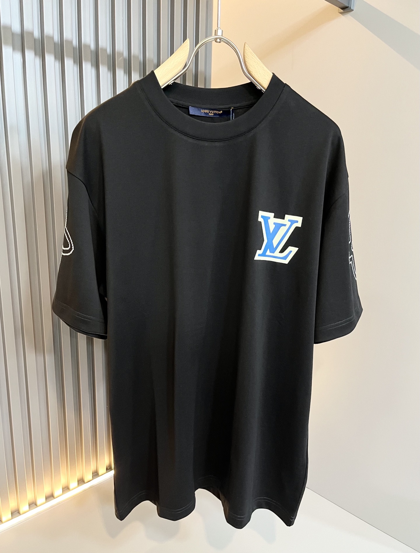   LouisVuitt*路易*登 2025春夏全新系列单品上线，非常时髦前卫的一款男女同款短袖T恤，标