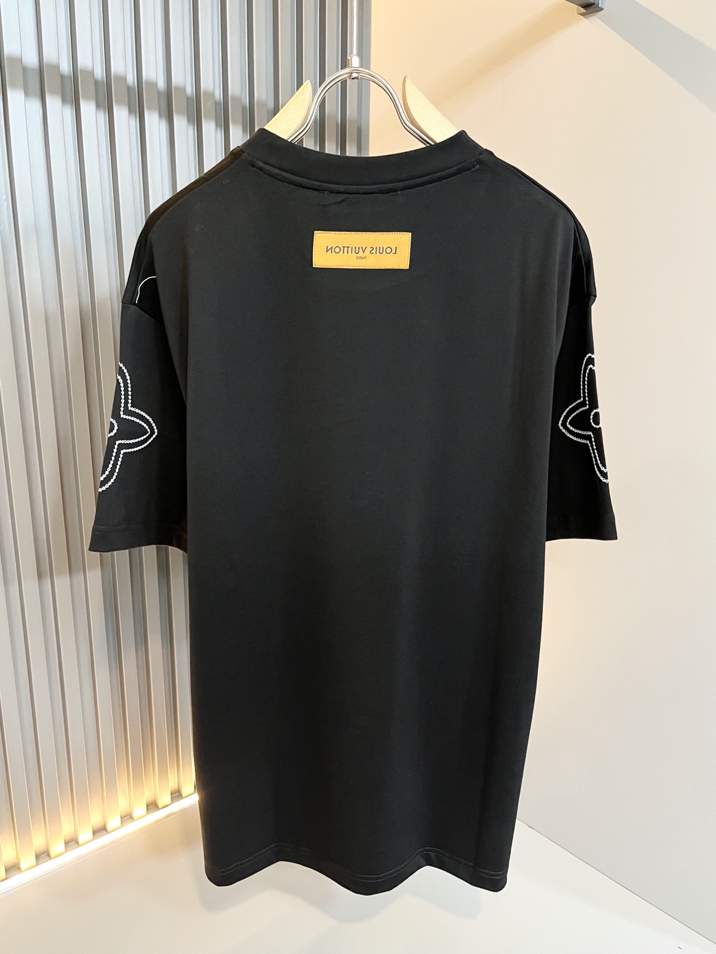   LouisVuitt*路易*登 2025春夏全新系列单品上线，非常时髦前卫的一款男女同款短袖T恤，标