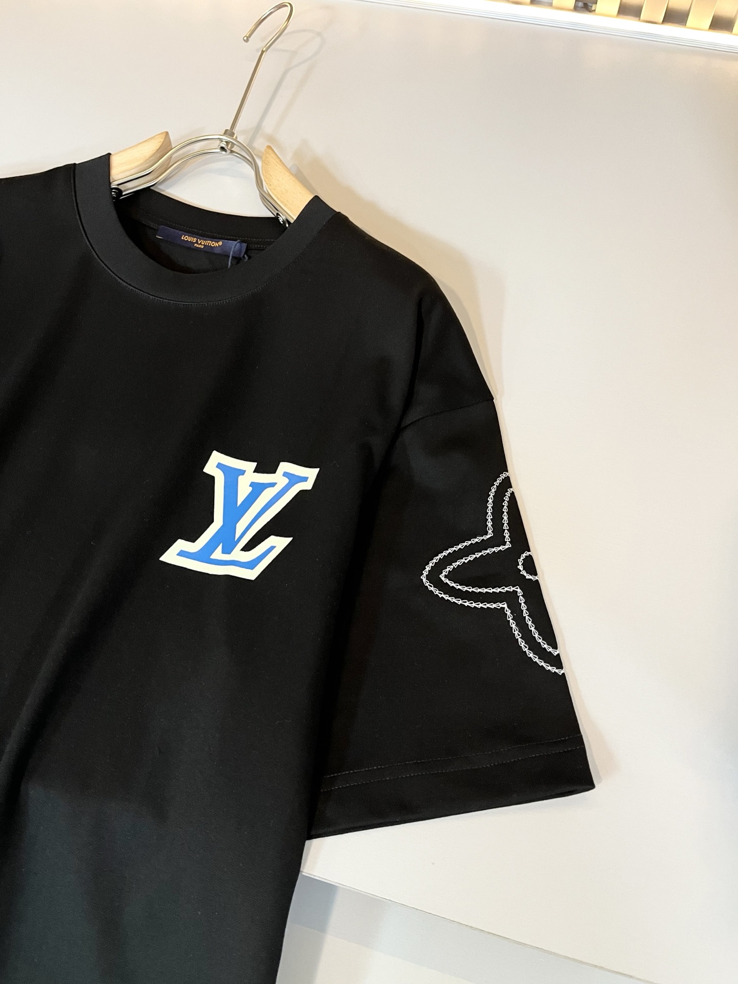   LouisVuitt*路易*登 2025春夏全新系列单品上线，非常时髦前卫的一款男女同款短袖T恤，标