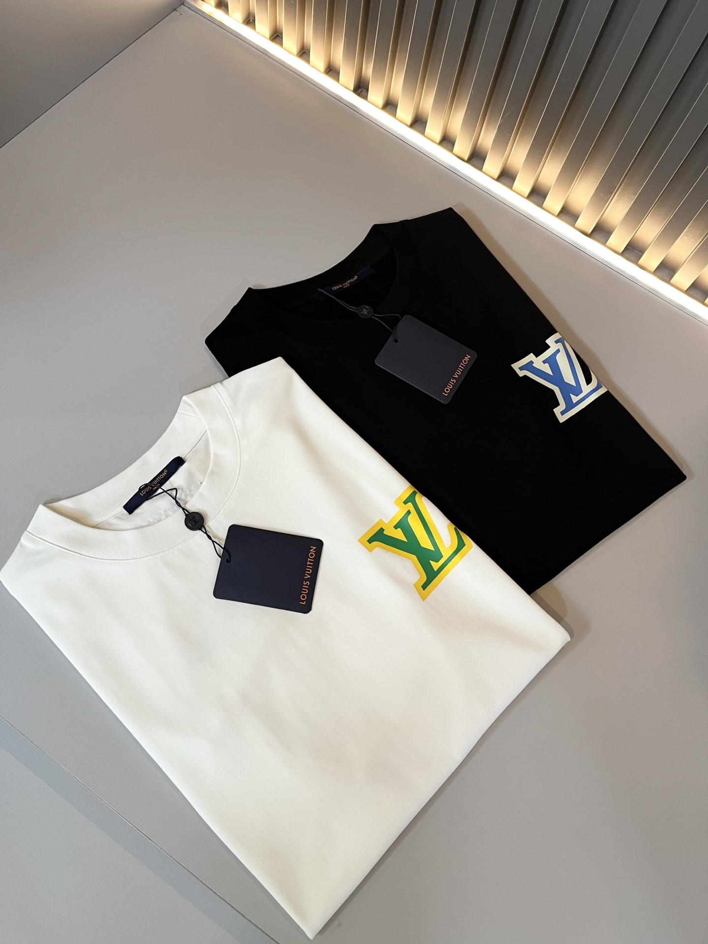   LouisVuitt*路易*登 2025春夏全新系列单品上线，非常时髦前卫的一款男女同款短袖T恤，标