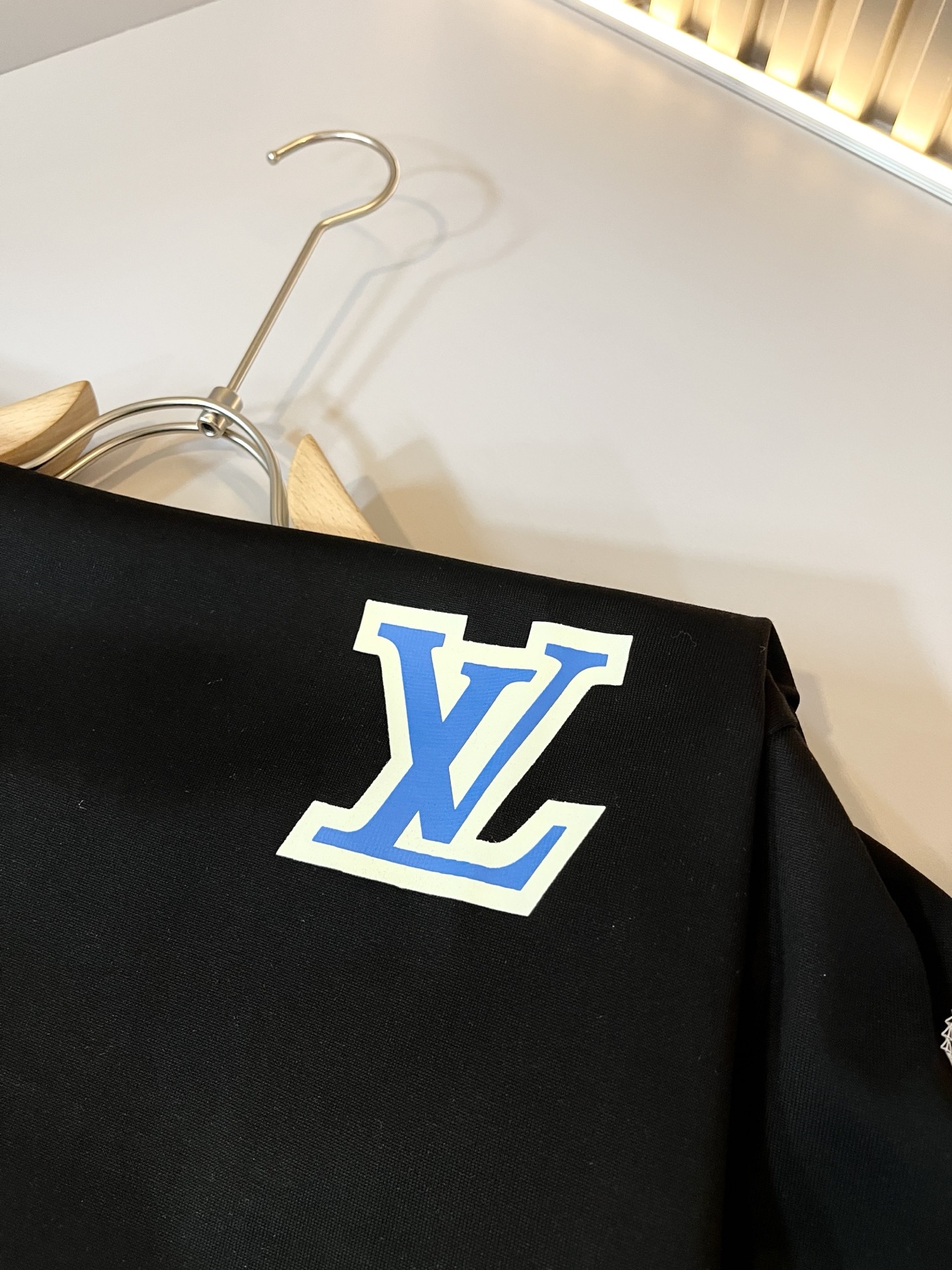   LouisVuitt*路易*登 2025春夏全新系列单品上线，非常时髦前卫的一款男女同款短袖T恤，标