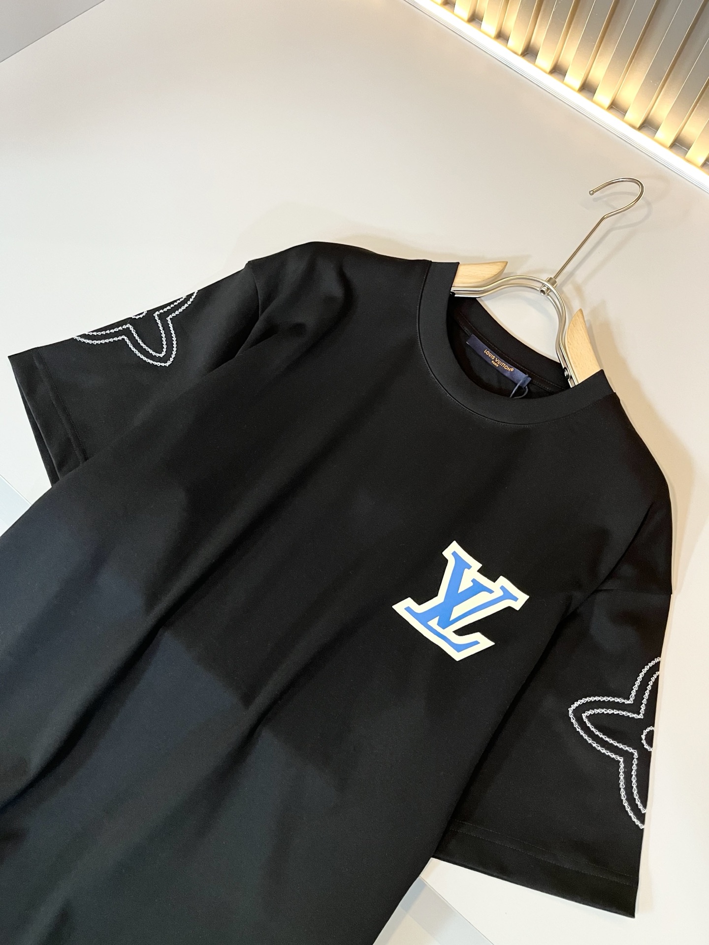   LouisVuitt*路易*登 2025春夏全新系列单品上线，非常时髦前卫的一款男女同款短袖T恤，标