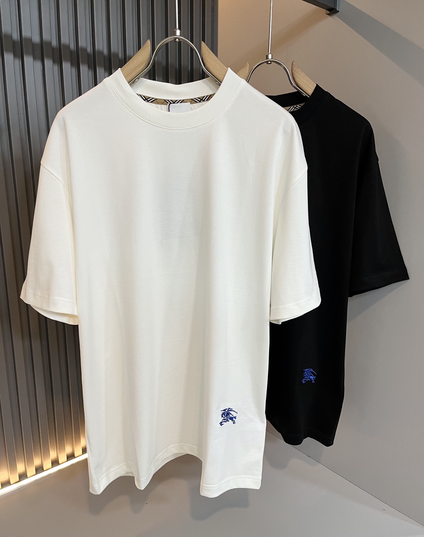 NO:123404,BURBER*Y Ba*li's new short-sleeved T-shirt in spring and summer 2025 is coming, and is made of a popular environmentally friendly pure cotton fabric recently. It is a high-end outdoor sports and leisure series, which is very popular in sports!  BUR's latest special material, embroidery logo pattern design!  Fabric is also called memory cloth, which refers to fabrics with morphological memory functions. It instantly kills all versions on the market. It can only be said that it is not a level of existence at all. Whether it is material, detail restoration and craftsmanship, you are not afraid of any challenges. Just to contribute wonderful products to everyone. As always, it is consistent. A style that implements the core concept of BUR will be closely tied to fashion, always maintaining perfection, a simple but not simple design style perfectly meets the outfit you need in daily life. Size: M-3XL, burberry, T-shirt, tees, t-shirt, alexander wang19860909BURBER*Y巴*莉2025春夏新品短袖T恤,重磅来袭,最近比较火热的环保纯棉面料制作而成,高端户外运动休闲系列,非常火热运动风潮！BUR最新研发的特殊材质,衣身刺绣logo图案设计！面料也叫记忆布,是指具有形态记忆功能的面料,秒杀市面上一切版本,只能说根本就不是一个级别的存在,不管是材质还是细节还原度以及工艺制作方面,不惧任何挑战,只为给大家奉献绝妙产物一如既往,始终如一,贯彻了BUR核心理念的一个款式将与时尚紧紧的捆绑在一起,时刻保持完美,简约而不简单的的设计风格,完美的满足了你日常所需要的穿搭.尺码:M-3XL,,burberry,T-shirt,tees，t-shirt,alexander wang,Men's clothing