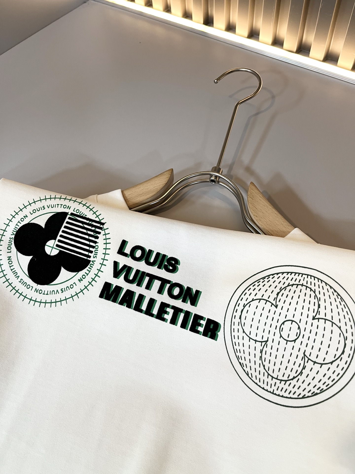   LouisVuitt*路易*登 2025春夏全新系列单品上线，非常时髦前卫的一款男女同款短袖T恤，标