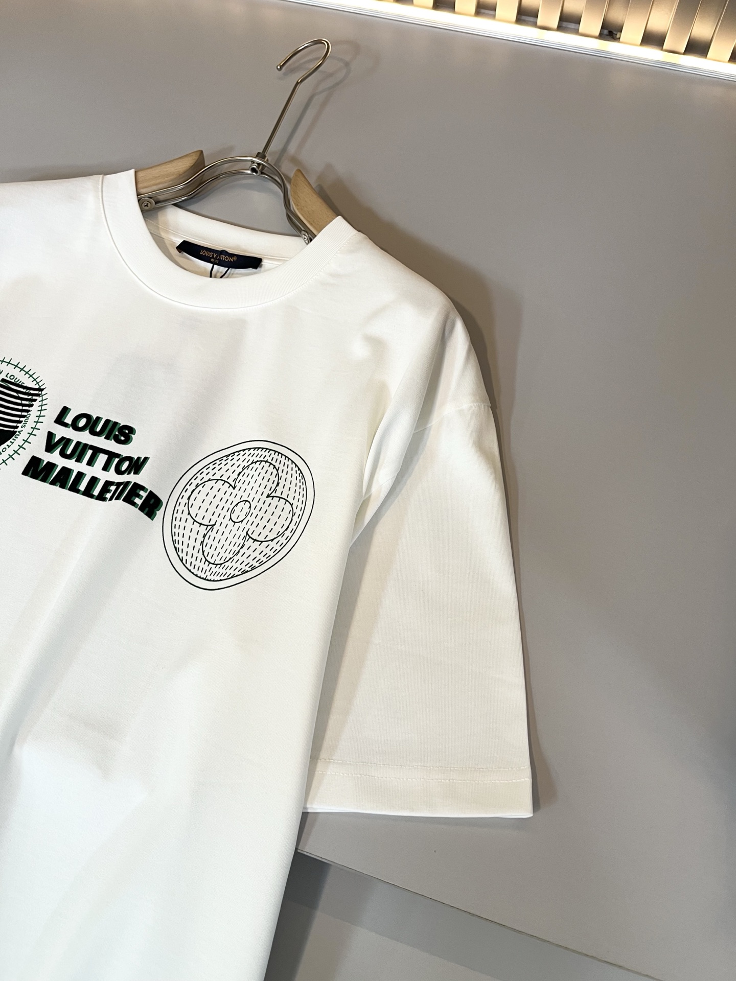   LouisVuitt*路易*登 2025春夏全新系列单品上线，非常时髦前卫的一款男女同款短袖T恤，标