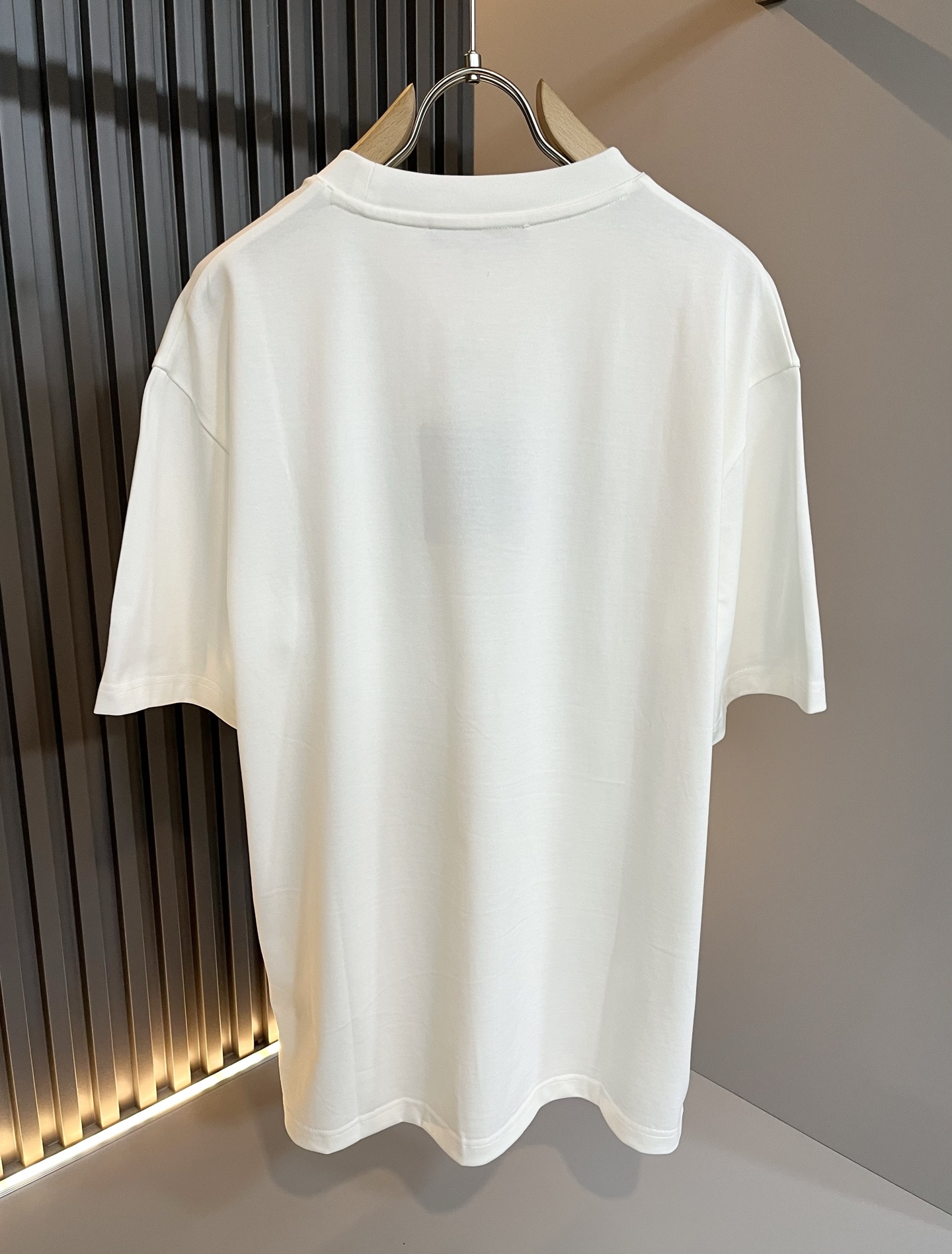   LouisVuitt*路易*登 2025春夏全新系列单品上线，非常时髦前卫的一款男女同款短袖T恤，标