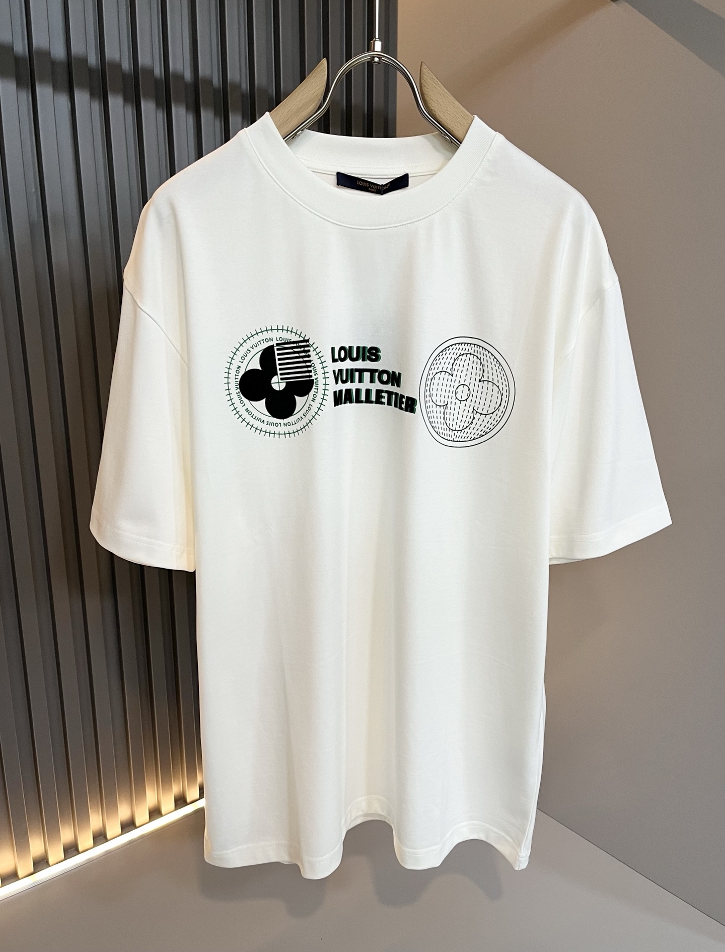   LouisVuitt*路易*登 2025春夏全新系列单品上线，非常时髦前卫的一款男女同款短袖T恤，标