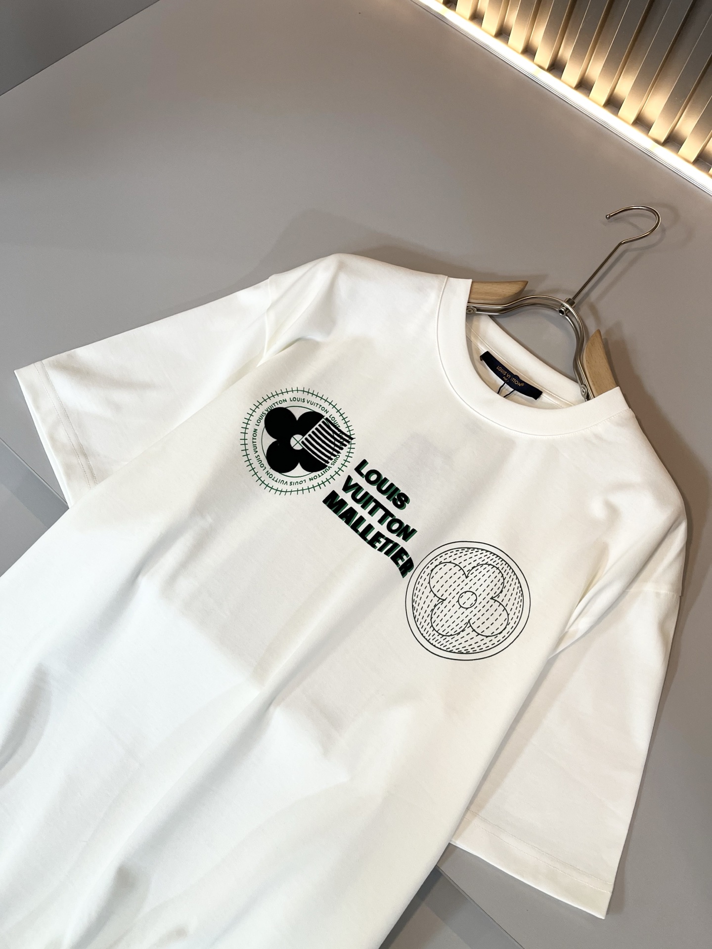   LouisVuitt*路易*登 2025春夏全新系列单品上线，非常时髦前卫的一款男女同款短袖T恤，标
