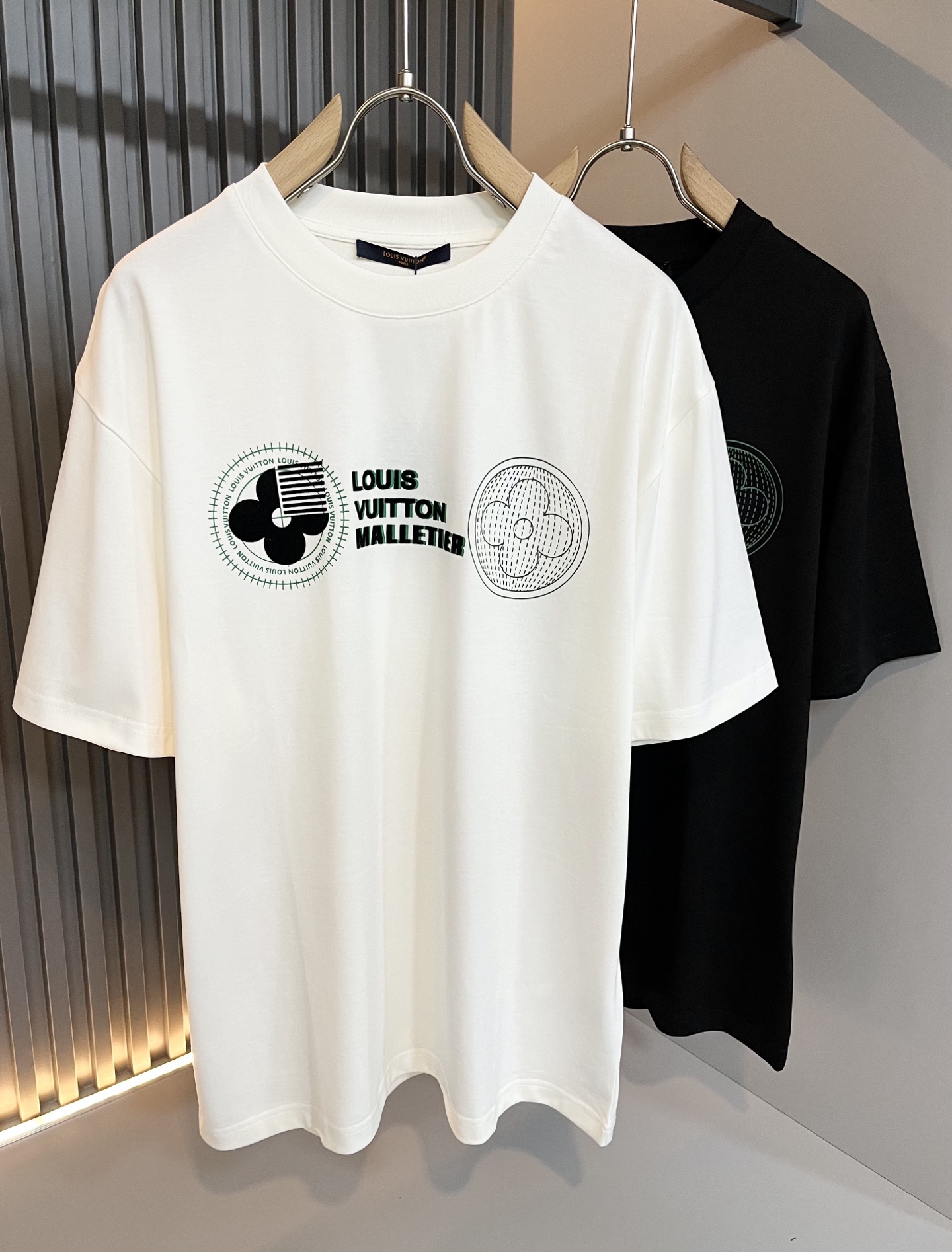   LouisVuitt*路易*登 2025春夏全新系列单品上线，非常时髦前卫的一款男女同款短袖T恤，标