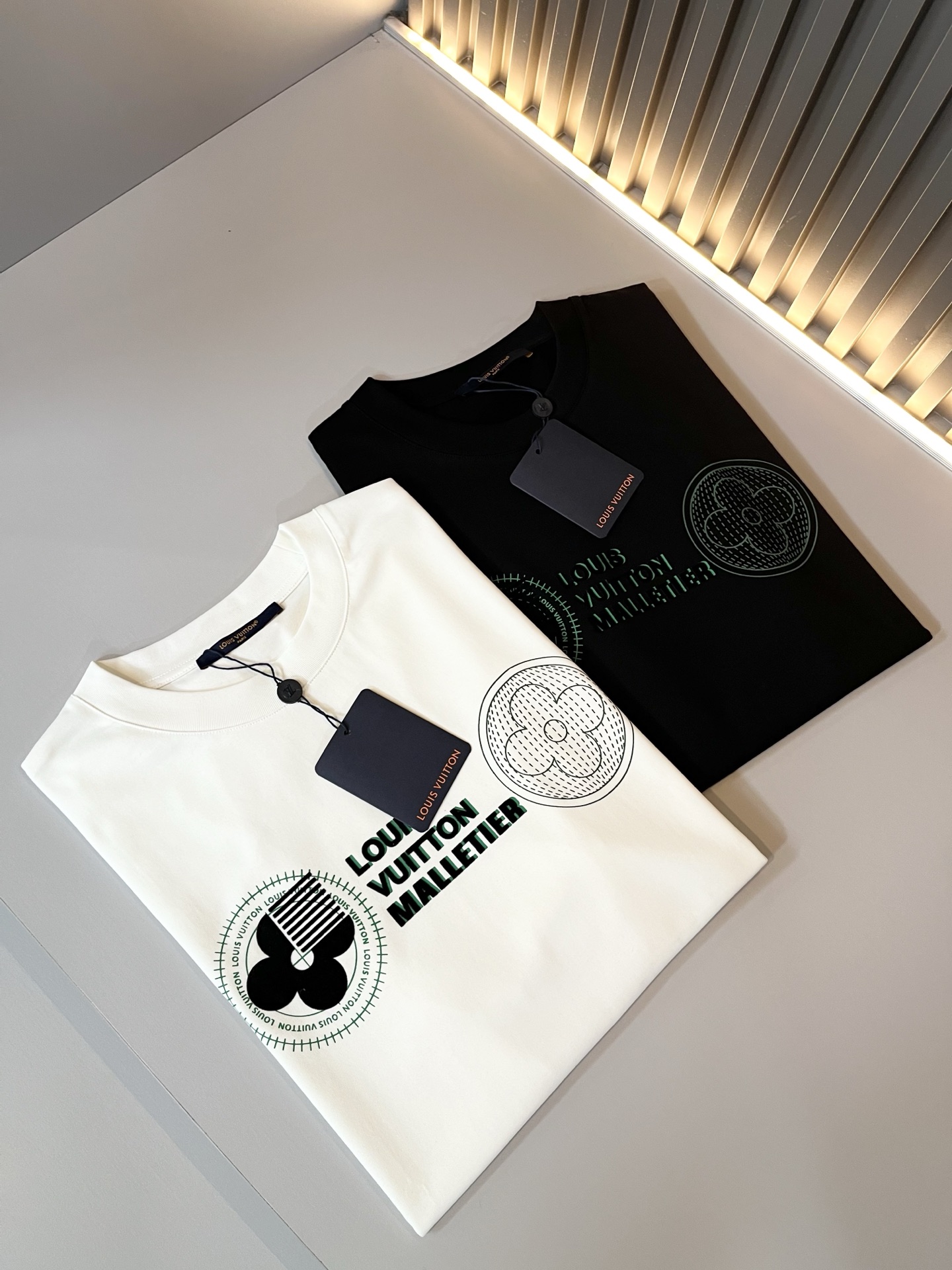   LouisVuitt*路易*登 2025春夏全新系列单品上线，非常时髦前卫的一款男女同款短袖T恤，标