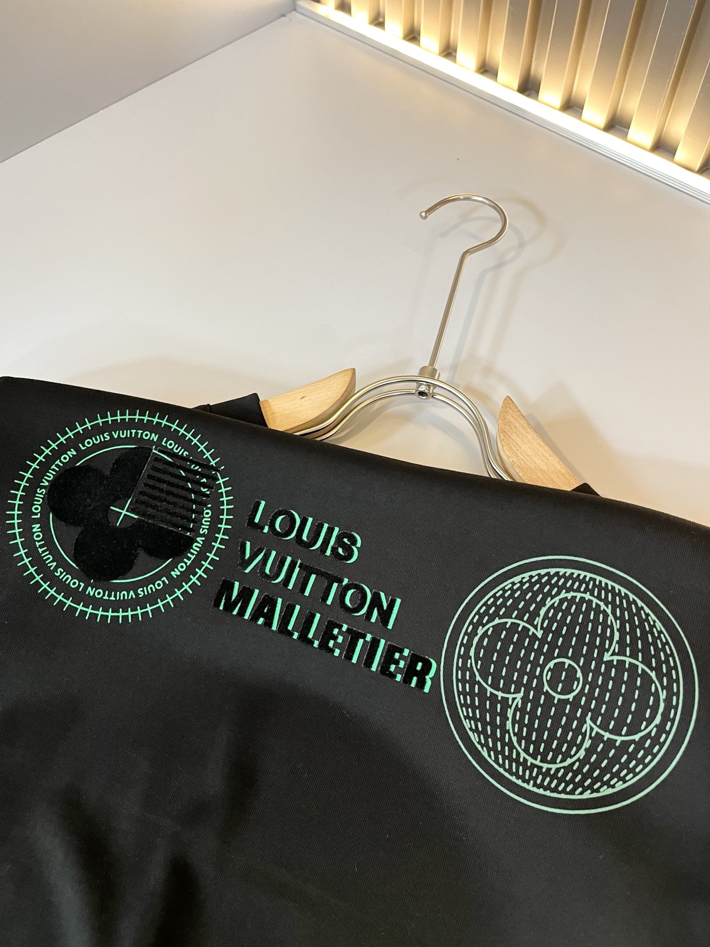  LouisVuitt*路易*登 2025春夏全新系列单品上线，非常时髦前卫的一款男女同款短袖T恤，标