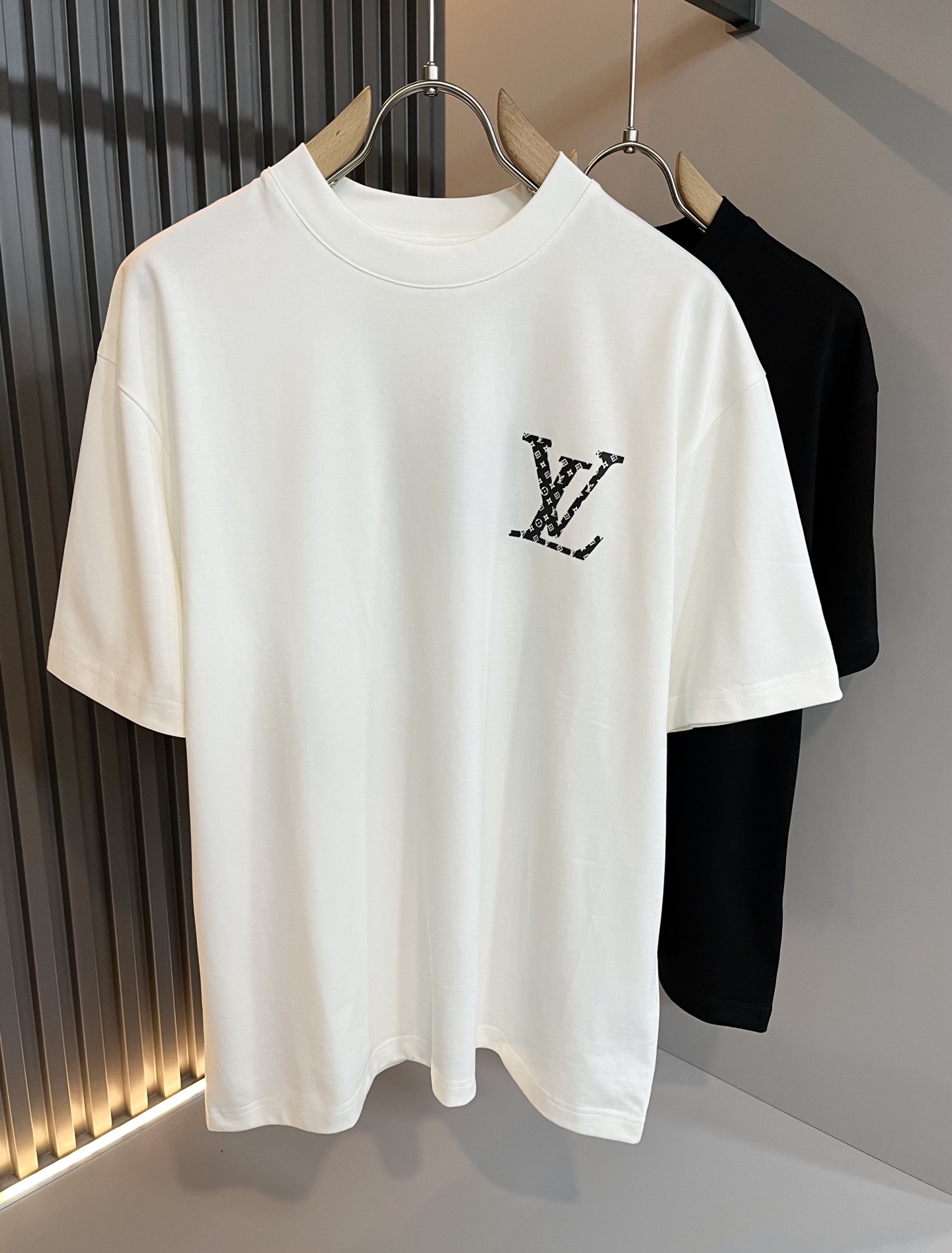 NO:125164,LouisVuitt*Louis*Deng The new spring and summer series of items are launched, a very fashionable and avant-garde short-sleeved T-shirt for men and women, with logo logo pattern printing technology modification!  Different from the past, it declares the design concept that has been passed down for many years in the brand!  Its eye-catchingness is no less than any classic style, perfectly presenting the fashionable, high-end and luxurious feeling in front of the world!  Made of imported cotton, the customer-supplied and imported cotton material is selected, with a high-quality 260g pure cotton fabric, which has a soft and soft touch, and the real thing is definitely beyond your imagination. It is extremely comfortable and breathable in close body. Even if you sweat profusely, you will not feel greasy or stuffy. It will bring sweating and moisture absorption to the extreme!  Size M-3XL, louis vuitton,louis vuitton,t-shirt,tees,t-shirt,alexander wang19860909LouisVuitt*路易*登 春夏全新系列单品上线,非常时髦前卫的一款男女同款短袖T恤,标识logo图案印花工艺修饰！区别于以往的不同,宣示品牌传承多年的设计理念！其吸睛度完全不亚于任何经典款式,将时髦高级感与奢华感完美呈现在世人眼前！客供进口全棉材质制成,精选优质260g纯棉面料,触感软糯亲肤细腻,实物到手绝对超乎你的想象,贴身无比舒适透气,即便是汗流浃背也不会有腻身及闷热感可言,将排汗吸湿性发挥到了极致！尺码M-3XL,,louis vuitton,louis vuitton,T-shirt,tees，t-shirt,alexander wang,Men's clothing