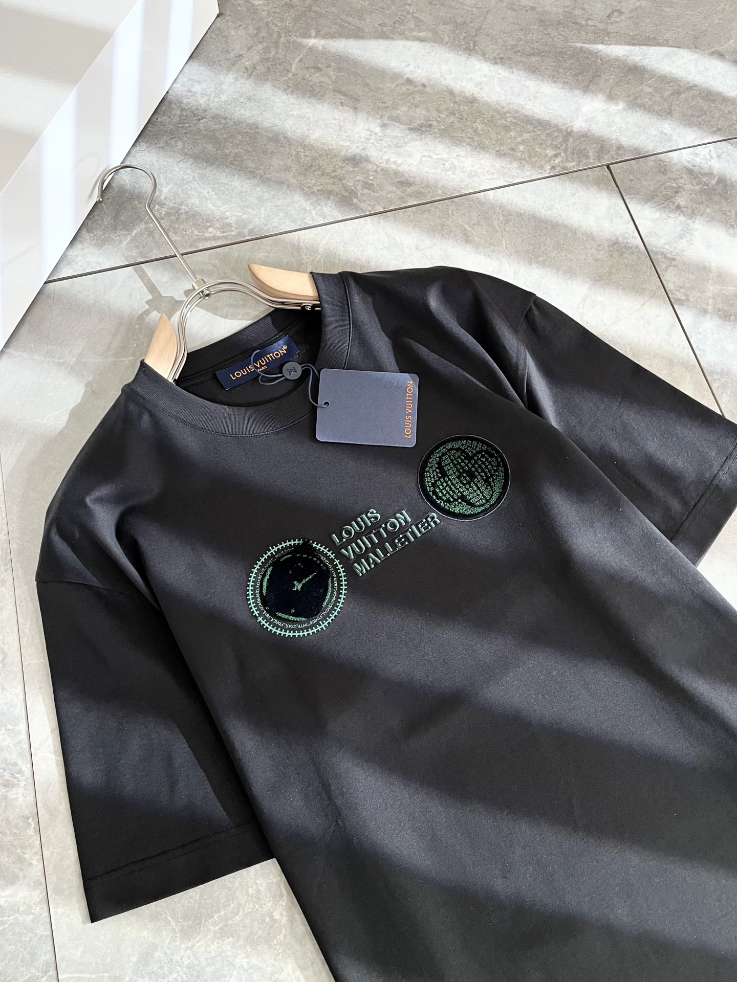 Louis Vuitton 2025 Spring/Summer Unisex Short-Sleeve T-Shirt with Logo 4 i1739636304509 4037 0 3