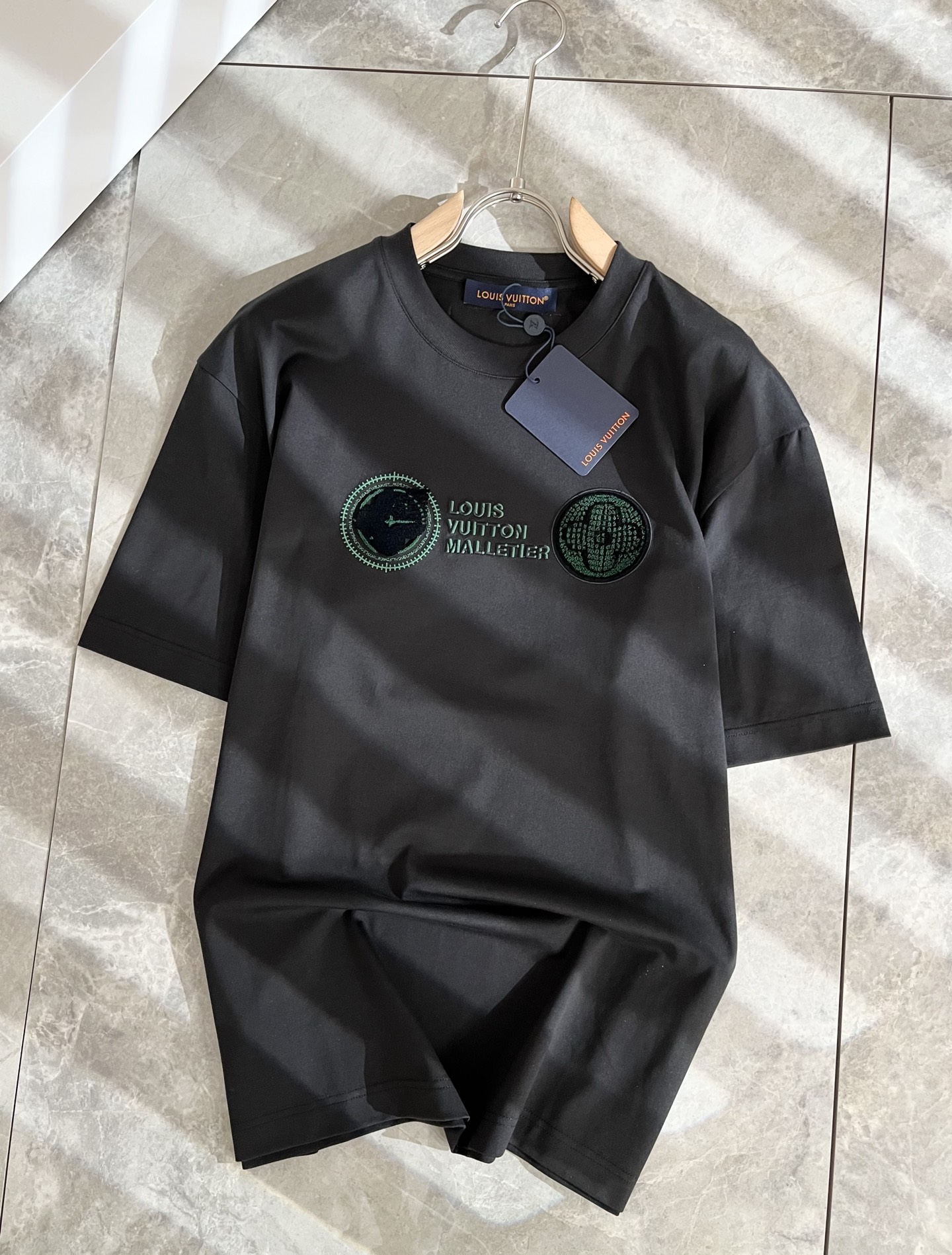 Louis Vuitton 2025 Spring/Summer Unisex Short-Sleeve T-Shirt with Logo 2 i1739636304626 6323 0 1