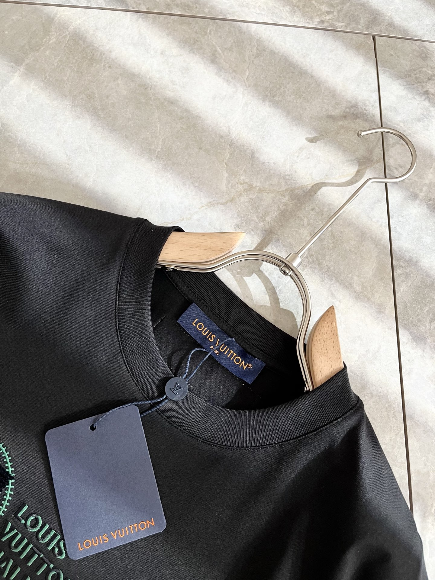 Louis Vuitton 2025 Spring/Summer Unisex Short-Sleeve T-Shirt with Logo 6 i1739636304637 4713 0 5