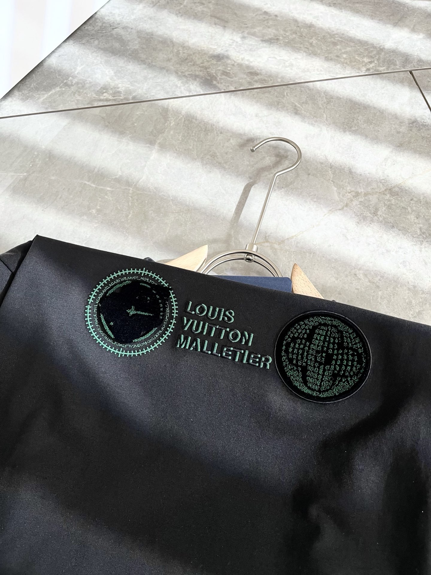 Louis Vuitton 2025 Spring/Summer Unisex Short-Sleeve T-Shirt with Logo 8 i1739636304638 4947 0 7