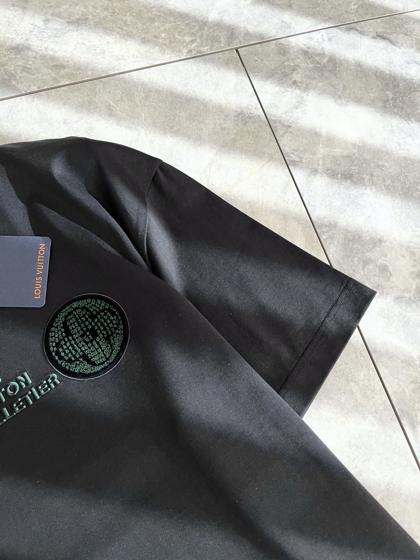Louis Vuitton 2025 Spring/Summer Unisex Short-Sleeve T-Shirt with Logo 5 i1739636305482 8024 0 4