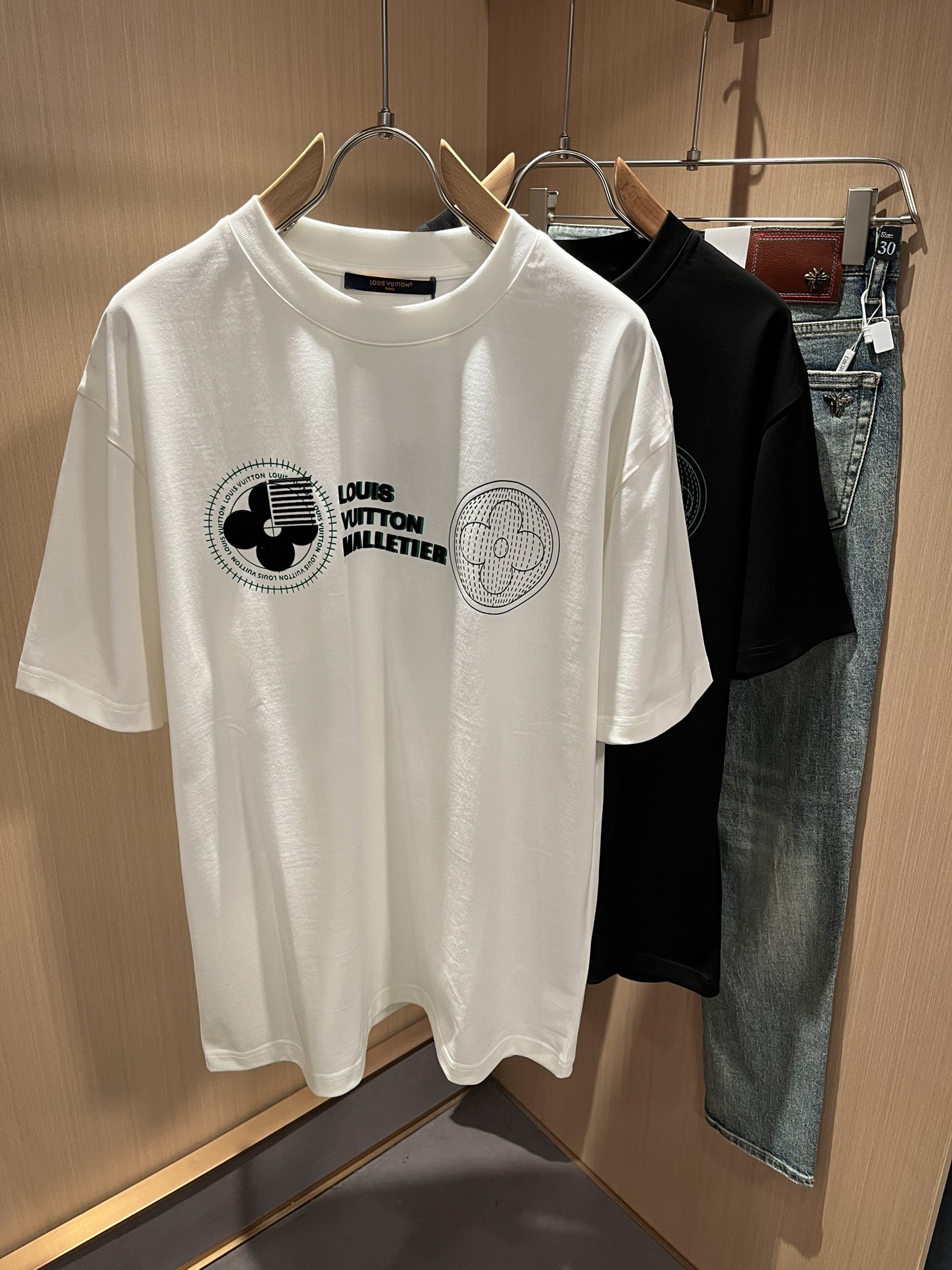 NO:125148,LouisVuitt*Louis*Deng The new spring and summer series of items are launched, a very fashionable and avant-garde short-sleeved T-shirt for men and women, with logo logo pattern printing technology modification!  Different from the past, it declares the design concept that has been passed down for many years in the brand!  Its eye-catchingness is no less than any classic style, perfectly presenting the fashionable, high-end and luxurious feeling in front of the world!  Made of imported cotton, the customer-supplied and imported cotton material is selected, with a high-quality 260g pure cotton fabric, which has a soft and soft touch, and the real thing is definitely beyond your imagination. It is extremely comfortable and breathable in close body. Even if you sweat profusely, you will not feel greasy or stuffy. It will bring sweating and moisture absorption to the extreme!  Size M-3XL, louis vuitton,louis vuitton,t-shirt,tees,t-shirt,alexander wang19860909LouisVuitt*路易*登 春夏全新系列单品上线,非常时髦前卫的一款男女同款短袖T恤,标识logo图案印花工艺修饰！区别于以往的不同,宣示品牌传承多年的设计理念！其吸睛度完全不亚于任何经典款式,将时髦高级感与奢华感完美呈现在世人眼前！客供进口全棉材质制成,精选优质260g纯棉面料,触感软糯亲肤细腻,实物到手绝对超乎你的想象,贴身无比舒适透气,即便是汗流浃背也不会有腻身及闷热感可言,将排汗吸湿性发挥到了极致！尺码M-3XL,,louis vuitton,louis vuitton,T-shirt,tees，t-shirt,alexander wang,Men's clothing