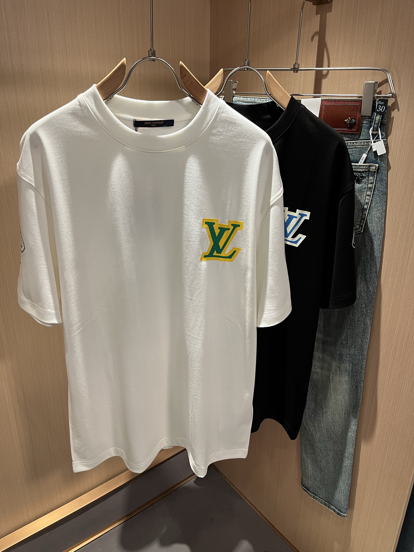 NO:123396,LouisVuitt*Louis*Deng The new series of spring and summer 2025 products are launched, a very fashionable and avant-garde short-sleeved T-shirt for men and women, with logo logo pattern printing embroidery craftsmanship!  Different from the past, it declares the design concept that has been passed down for many years in the brand!  Its eye-catchingness is no less than any classic style, perfectly presenting the fashionable, high-end and luxurious feeling in front of the world!  Made of imported cotton, the customer-supplied and imported cotton material is selected, with a high-quality 260g pure cotton fabric, which has a soft and soft touch, and the real thing is definitely beyond your imagination. It is extremely comfortable and breathable in close body. Even if you sweat profusely, you will not feel greasy or stuffy. It will bring sweating and moisture absorption to the extreme!  Size M-3XL, louis vuitton,louis vuitton,t-shirt,tees,t-shirt,alexander wang19860909LouisVuitt*路易*登 2025春夏全新系列单品上线,非常时髦前卫的一款男女同款短袖T恤,标识logo图案印花刺绣工艺修饰！区别于以往的不同,宣示品牌传承多年的设计理念！其吸睛度完全不亚于任何经典款式,将时髦高级感与奢华感完美呈现在世人眼前！客供进口全棉材质制成,精选优质260g纯棉面料,触感软糯亲肤细腻,实物到手绝对超乎你的想象,贴身无比舒适透气,即便是汗流浃背也不会有腻身及闷热感可言,将排汗吸湿性发挥到了极致！尺码M-3XL,,louis vuitton,louis vuitton,T-shirt,tees，t-shirt,alexander wang,Men's clothing