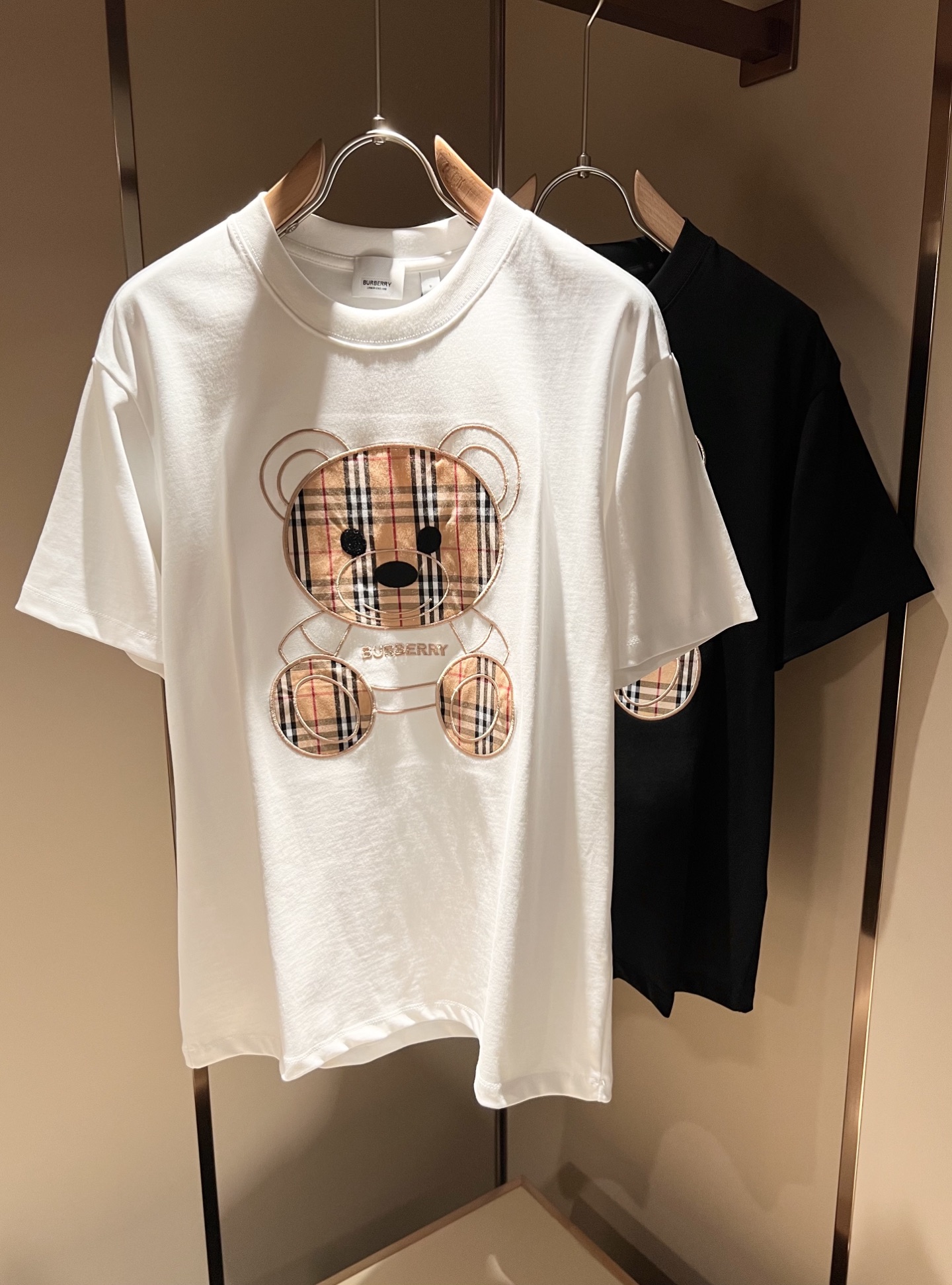 NO:118927,Bur*erry 2025 spring and summer new short-sleeved T-shirt for men and women, the latest brand design elements!  Neither monotonous nor complicated, it shows taste just right!  Customer-supplied top-level embroidery logo design!  Comfortable, sweat-absorbing and breathable, the unique high-end fabric presents a simple and elegant temperament!  Boob embroidery logo pattern design!  Full three-dimensional! Standard cutting design!  Every detail is a synchronized with high-end fashion. Size: S-XL, burberry, T-shirt, tees, t-shirt, alexander wang19860909Bur*erry 巴*莉 2025春夏新款男女同款短袖T恤,品牌最新设计元素！既不单调也不复杂,恰到好处的展现品味！客供顶级刺绣logo设计！舒适吸汗透气根本不在话下,面料独具的高奢感呈现简约优雅气质！胸前刺绣logo图案设计！饱满立体!标准裁剪设计！每一处细节都是与高端时尚同步的体现.尺码:S-XL,,burberry,T-shirt,tees，t-shirt,alexander wang,Men's clothing