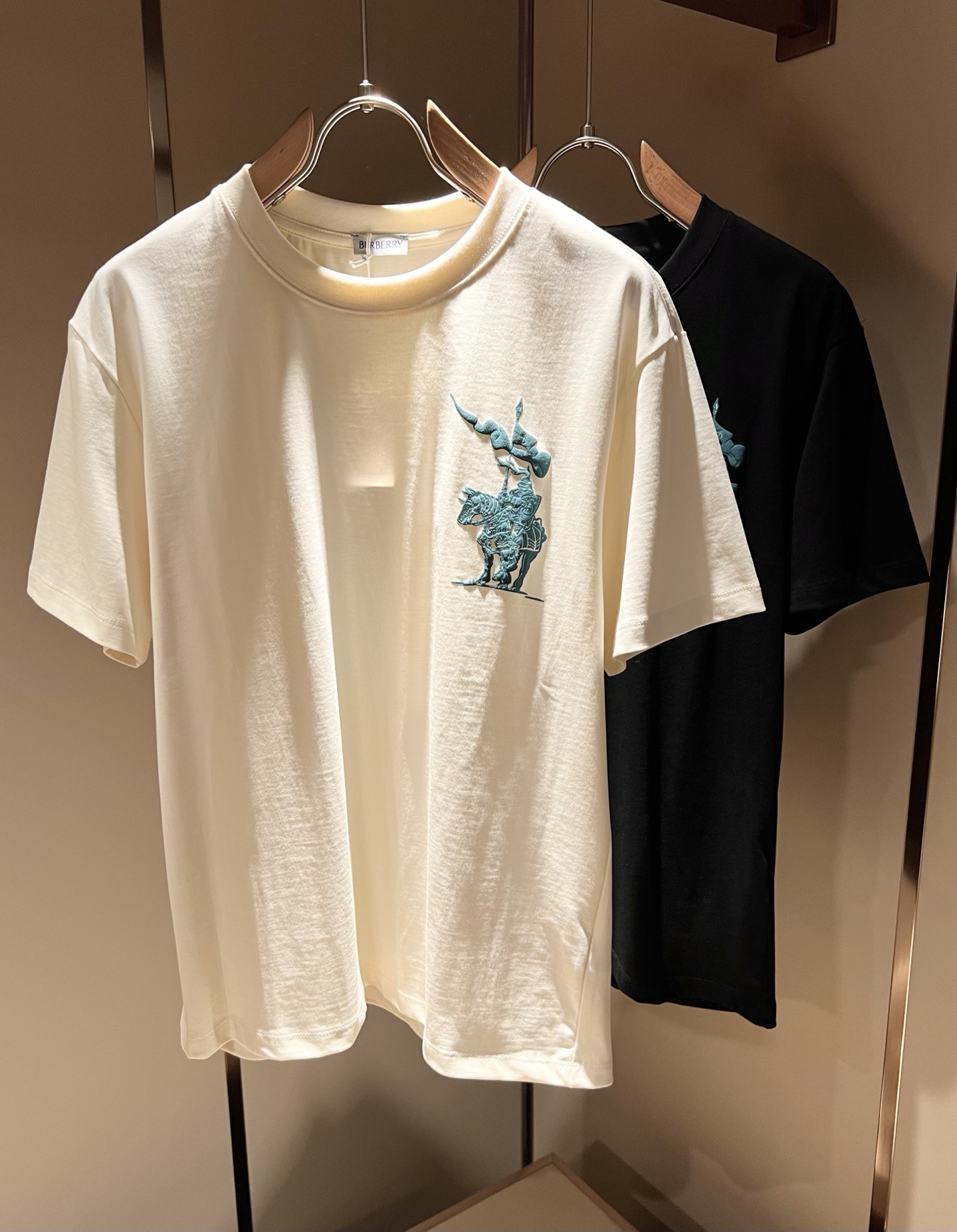 NO:118933,BURBER*Y Ba*li's new short-sleeved casual set in spring and summer is coming, and it is made of a popular environmentally friendly pure cotton fabric recently. It is a high-end outdoor sports and leisure series, which is very popular in sports trend!  BUR's latest special material, chest logo pattern printing design!  Fabrics are also called memory cloths, which refer to fabrics with morphological memory functions. They instantly kill all versions on the market. They can only say that they are not at the same level at all. Whether it is material, details restoration and craftsmanship, they are not afraid of any challenges. They just give everyone a wonderful product as always and consistently. A style that implements the core concept of BUR will be closely tied to fashion, always maintaining perfection, a simple but not simple design style perfectly meets the outfit you need in daily life. Size: S-XL, burberry, T-shirt, alexander wang19860909BURBER*Y巴*莉2025春夏新品短袖休闲套装,重磅来袭,最近比较火热的环保纯棉面料制作而成,高端户外运动休闲系列,非常火热运动风潮！BUR最新研发的特殊材质,胸前logo图案印花设计！面料也叫记忆布,是指具有形态记忆功能的面料,秒杀市面上一切版本,只能说根本就不是一个级别的存在,不管是材质还是细节还原度以及工艺制作方面,不惧任何挑战,只为给大家奉献绝妙产物一如既往,始终如一,贯彻了BUR核心理念的一个款式将与时尚紧紧的捆绑在一起,时刻保持完美,简约而不简单的的设计风格,完美的满足了你日常所需要的穿搭.尺码:S-XL,,burberry,T-shirt,alexander wang,Men's clothing