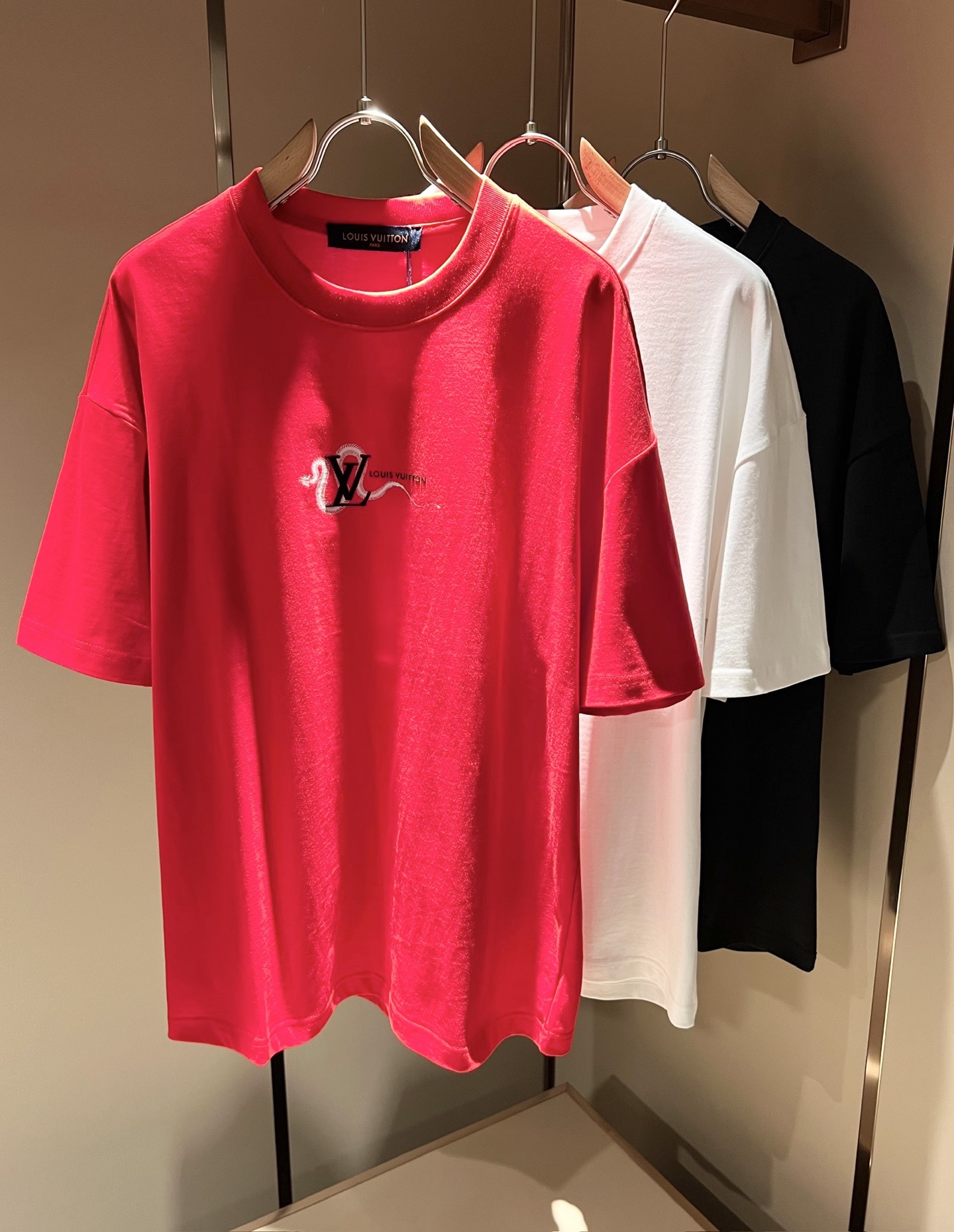 NO:118939,LouisVuitt*Louis*Deng The new series of spring and summer 2025 products are launched, a very fashionable and avant-garde short-sleeved T-shirt for men and women, with logo logo pattern and printing decoration!  Different from the past, it declares the design concept that has been passed down for many years in the brand!  Its eye-catchingness is no less than any classic style, perfectly presenting the fashionable, high-end and luxurious feeling in front of the world!  Made of imported cotton materials, selected high-quality pure cotton fabrics, soft and soft to the touch, the real thing is definitely beyond your imagination, close to the body and breathable, even if you sweat profusely, you will not feel greasy or stuffy, and will bring sweating and moisture absorption to the extreme!  Size S-2XL, louis vuitton,louis vuitton,t-shirt,tees,t-shirt,alexander wang19860909LouisVuitt*路易*登 2025春夏全新系列单品上线,非常时髦前卫的一款男女同款短袖T恤,标识logo图案印花修饰！区别于以往的不同,宣示品牌传承多年的设计理念！其吸睛度完全不亚于任何经典款式,将时髦高级感与奢华感完美呈现在世人眼前！客供进口全棉材质制成,精选优质纯棉面料,触感软糯亲肤细腻,实物到手绝对超乎你的想象,贴身无比舒适透气,即便是汗流浃背也不会有腻身及闷热感可言,将排汗吸湿性发挥到了极致！尺码S-2XL,,louis vuitton,louis vuitton,T-shirt,tees，t-shirt,alexander wang,Men's clothing