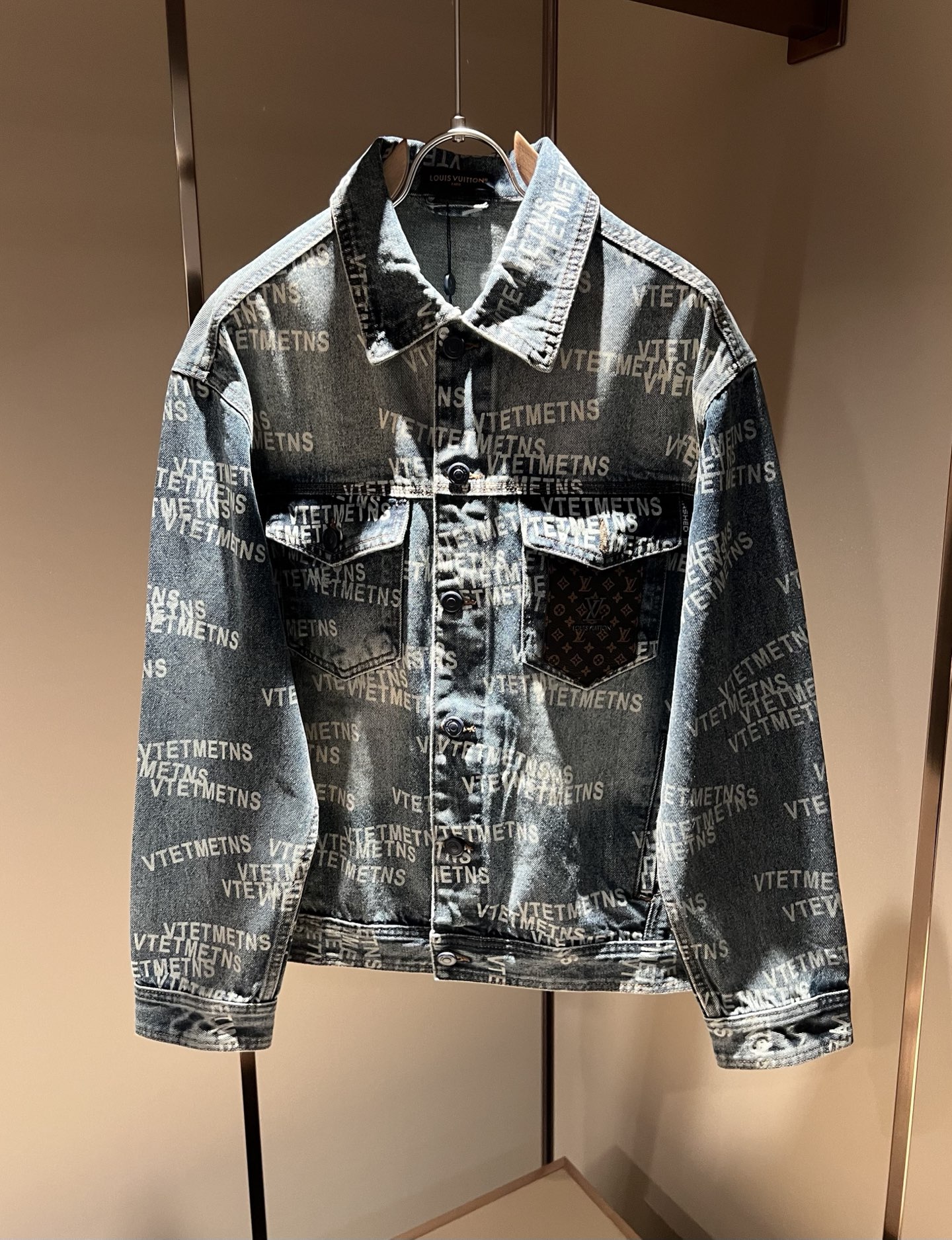 NO:118917,Louis Vuit*on 2025 early spring new light luxury men and women denim jackets, the new high-end of the Louis family, the details and quality are always flawless, heavy industry washing design!  Creative design of leather logo pattern on chest!  If you don’t buy a few Louis items this spring, you are not considered a fashion expert. It interprets Louis’ iconic elements, which are really something that everyone loves. It is super soft and tough, and has excellent breathability. It comes from world-class trade-level OEM channels, with extremely rare quantity and no help after selling out. It is clean and neat. This is the special skill of the Louis family and the latest craftsmanship this quarter. The degree of meticulousness has reached the top, and the loose three-dimensional tailoring design is a unique one. It is a fusion of luxury and fashion!  Size M-4XL, louis vuitton,louis vuitton,jackets & coats,jackets & coats,alexander wang19860909Louis Vuit*on 路易*登 2025早春新款轻奢男女同款牛仔夹克外套,路易家族的新高端,细节品质永远的那么完美无瑕,重工洗水设计！胸前皮革logo图案创意设计！今年春季节没有入手几件路易你算不上时尚达人.诠释路易的标志性元素,实属人见人爱的东西.超级柔软且具有韧性,透气感也是绝佳.来自世界级贸易级别的代工厂渠道,数量极其稀少售完无补.干净俐落.这是路易家族的看家绝活也是本季度的最新工艺.细致化程度已经达到顶端了,宽松立体剪裁的版型设计堪称一绝.属于奢华与时尚的融合！尺码M-4XL,,louis vuitton,louis vuitton,jackets & coats,jackets & coats,alexander wang,Men's clothing